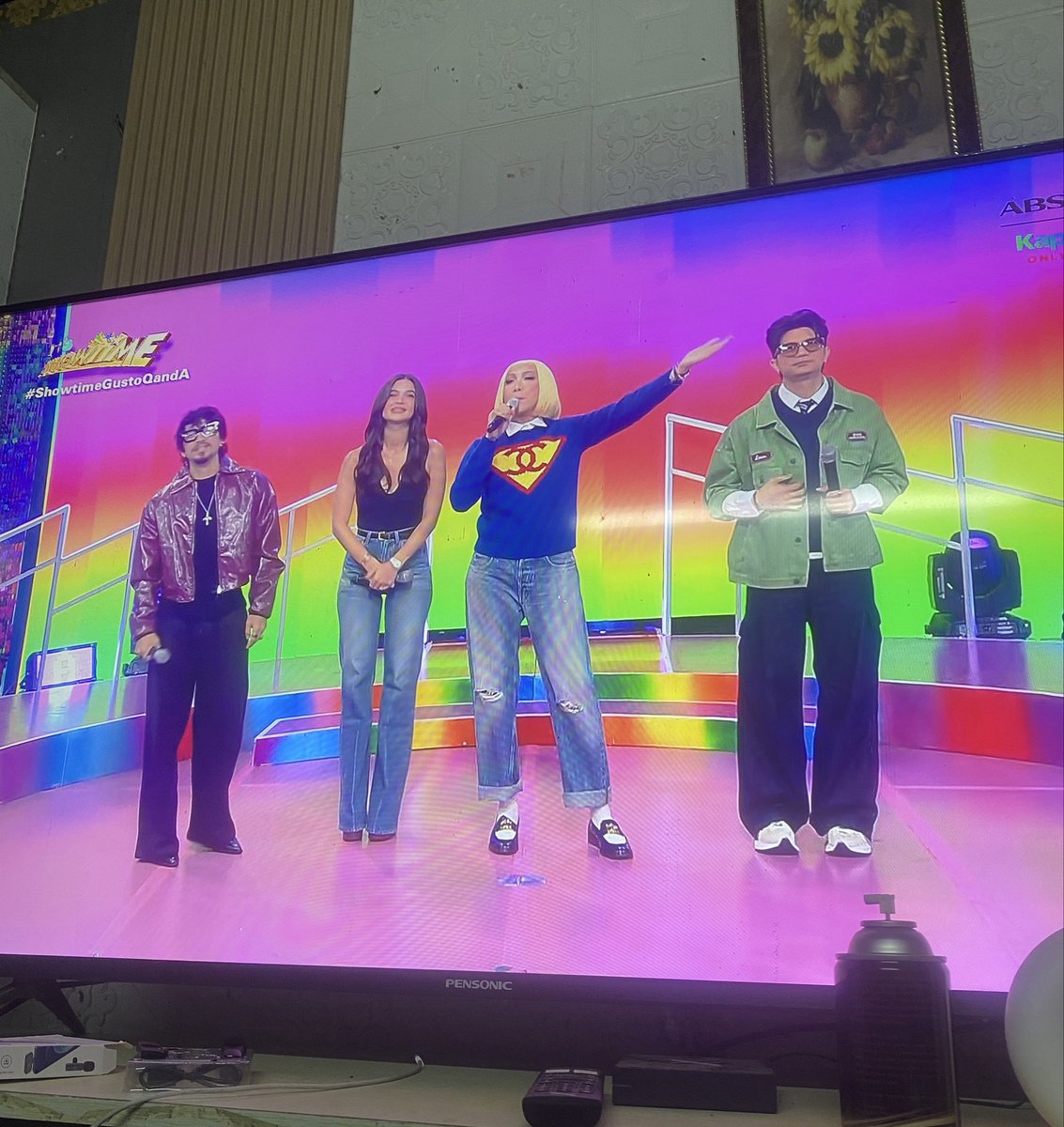 alisthelimit's tweet photo. Grabe no dull moments talaga pag kumpleto sila no? 🥹 @vicegandako #ShowtimeGustoQandA https://t.co/2HHTsfOOb7