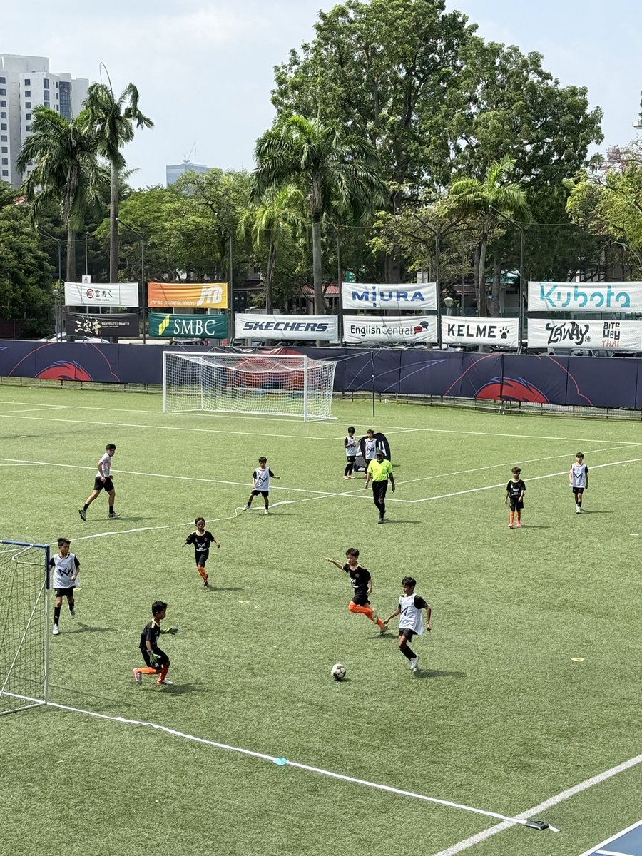 _kore_'s tweet photo. 本田圭佑選手考案の4v4。
今年は「4v4 FC JURONG CUP」として、シンガポールでも開催中！

自ら考え、判断し、決断できる選手を育てる4人制サッカー大会。

子どもたちの熱気も熱いけれど、とにかく今日は暑すぎる！
気合で乗り切りましょう！💪💪💪 https://t.co/wHaTiz4bn5