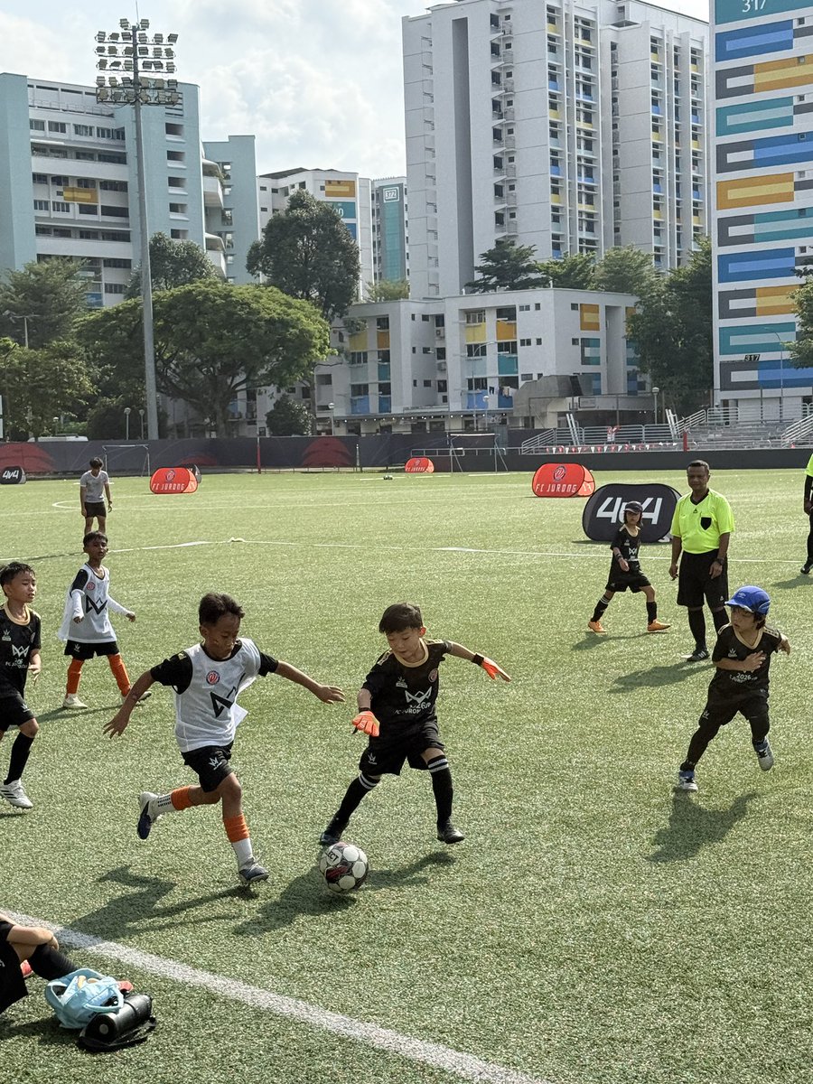 _kore_'s tweet photo. 本田圭佑選手考案の4v4。
今年は「4v4 FC JURONG CUP」として、シンガポールでも開催中！

自ら考え、判断し、決断できる選手を育てる4人制サッカー大会。

子どもたちの熱気も熱いけれど、とにかく今日は暑すぎる！
気合で乗り切りましょう！💪💪💪 https://t.co/wHaTiz4bn5