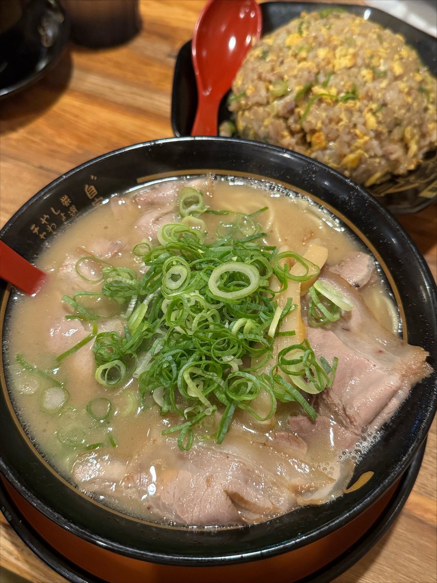 To_Know_Japan's tweet photo. 愛知県春日井市の「豚旨うま屋ラーメン 春日井本店」で、大学同期家族と夕食🍜
運動後のラーメン最高〜♪
#愛知 #春日井 https://t.co/GvFVDkwiWM