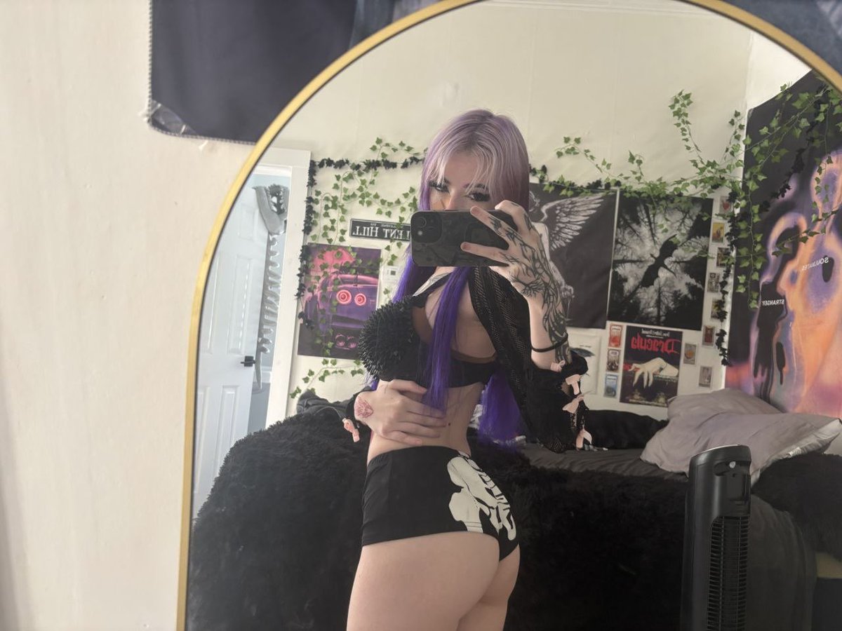 Pawiii_0's tweet photo. @emptdoll Black clothes, purple hair, zero regrets 🖤💜 https://t.co/UAvnsLZZzv