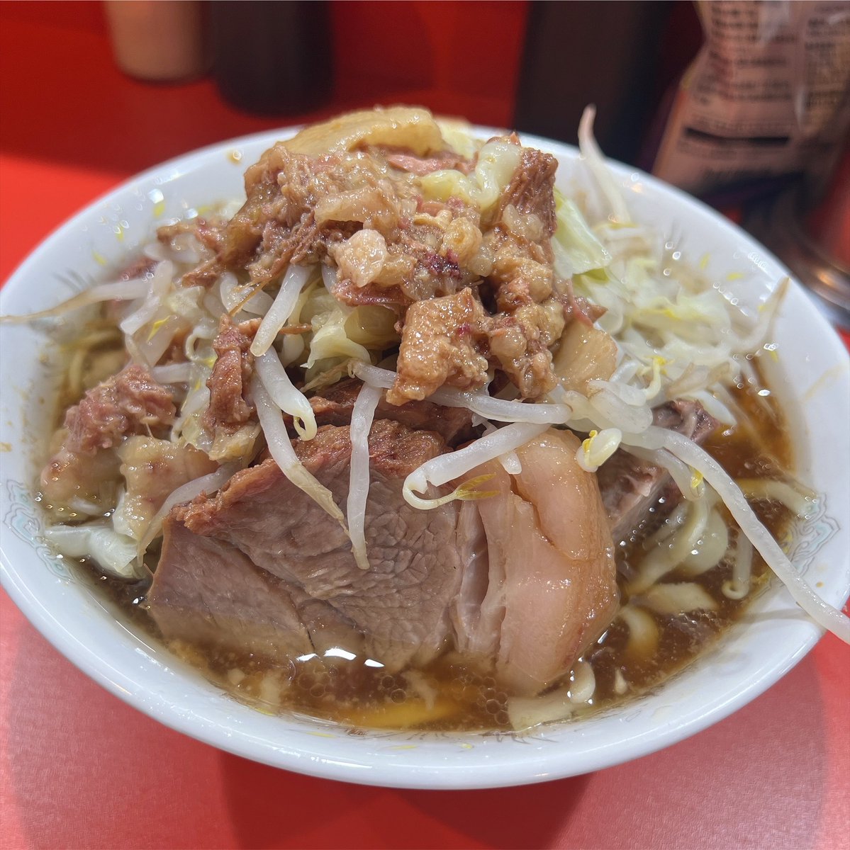 neo_chanpon's tweet photo. せっかく名古屋来たし…と思って軽い気持ちで来てみたらめちゃめちゃ人居て1時間半並んでTeeシャツに汁飛ばして死 https://t.co/uavsCiBly6