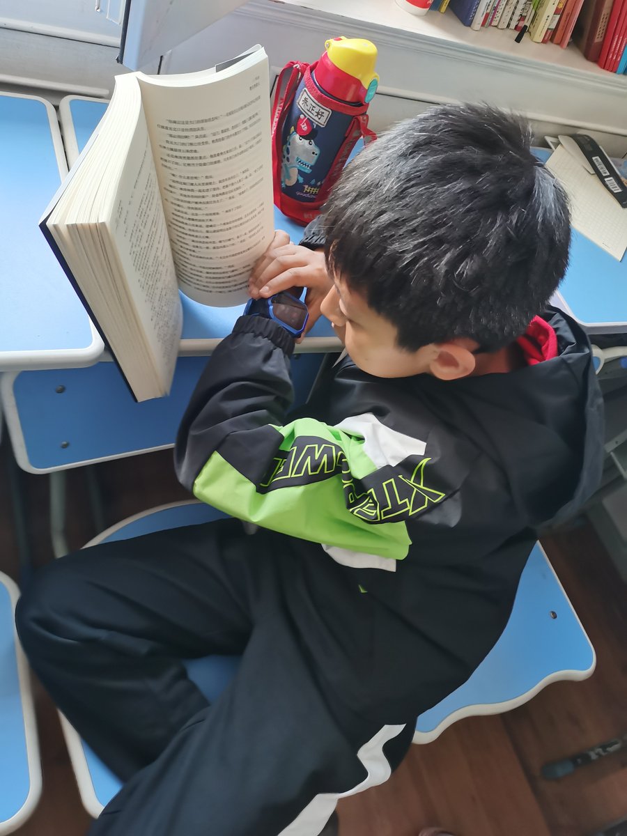 BobbyjLaster's tweet photo. Just caught my 7yo folding the laundry he scattered 2 days ago—this little helper moment just made my messy Sunday worth it https://t.co/gVUEJrif3V