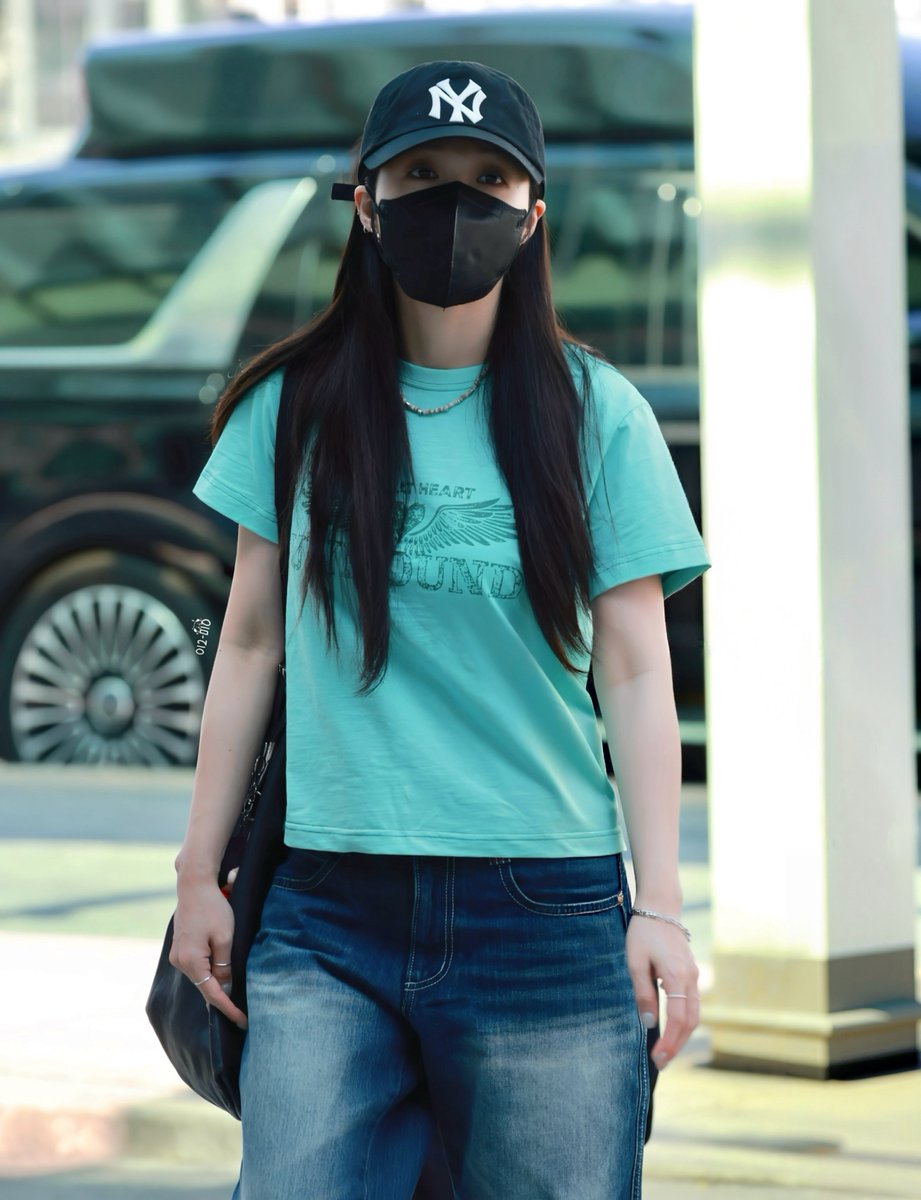 Forever__Eunji's tweet photo. 260808 ICN 정은지 🛫

@Apinkjej 🐶

언니 잘 다녀와영 👋🏻

더우니 물 많이 마시기이 💧

#Apink #에이핑크 #정은지 #은지 #郑恩地 https://t.co/7o9AppahHa