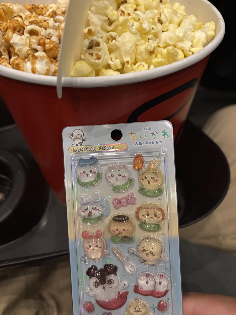 MIDASDL154's tweet photo. 現物初めて触ったけど、こんなもので転売騒動が起きるんすね〜
品薄状態のはずなんだけど、入場特典製造するのにリソース使って大丈夫な状況だったんだろうか。
転売騒動より前から作ってたんならもう言うことはないですけども。 https://t.co/PmXKcTq7IW