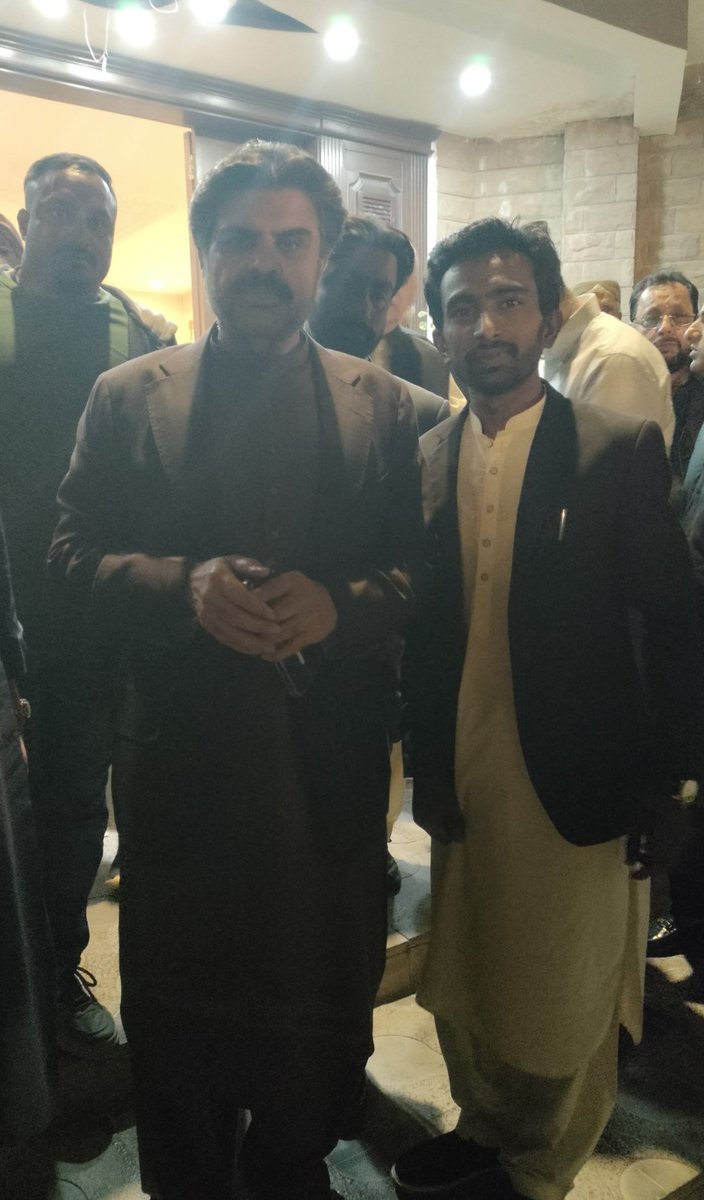 RajaPrem399's tweet photo. چیئرمین ڈسٹرکٹ کونسل سکھر سید کمیل حیدر شاہ نے پھیپھڑوں کے مرض میں مبتلا 20 سالہ طالبہ کلثوم چشتی کے علاج کے تمام اخراجات ذاتی طور پر اٹھانے کا اعلان کیا ہے۔ ان کی ہدایت پر مریضہ کو سندھ حکومت کی ایئر ایمبولینس سروس کے ذریعے سکھر سے کراچی کے آغا خان اسپتال منتقل کر دیا گیا ہے، https://t.co/yC4NJoTK3q