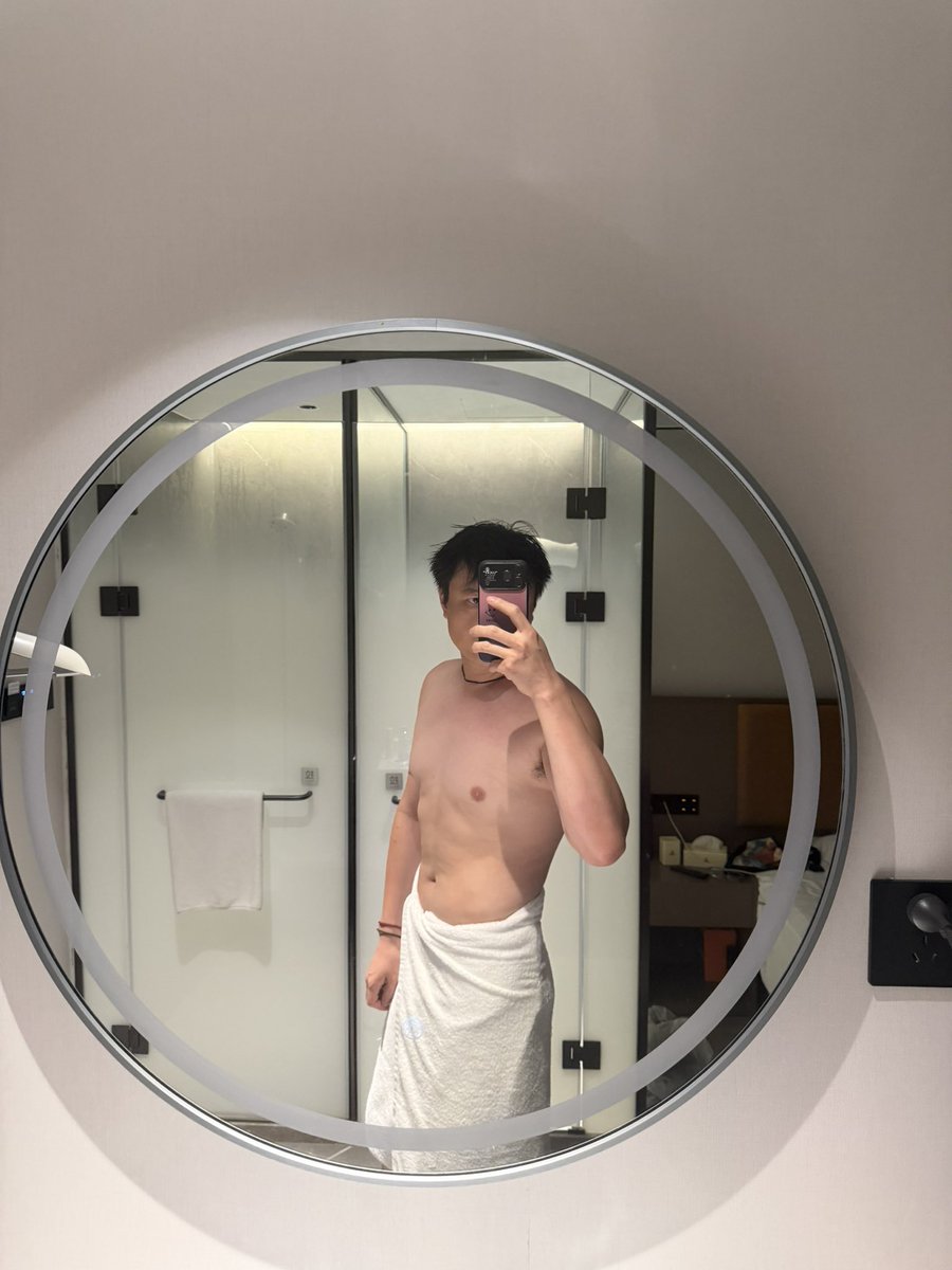 johnnyyaang90's tweet photo. after shower https://t.co/YKNBnOIArB