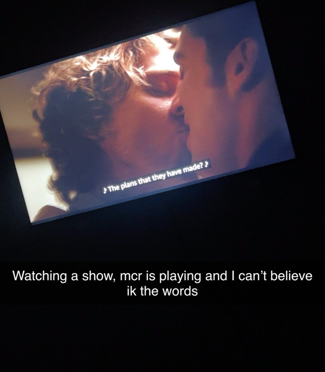 nvvrgettoheaven's tweet photo. el snap que me envio mi hermana 

(que show es este y por que mcr esta de fondo mientras se began 2 hombres?) https://t.co/OEnP4uPRcI