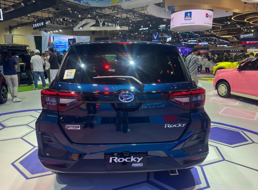 Giantitan1's tweet photo. Apa sih yang dicari dari sebuah mobil? kalo aku sudah pasti kenyamanan, harga yang sesuai dan perawatan yang mudah. Daihatsu Rocky Hybrid punya semuanya. 

@daihatsuind #DaihatsuRockyHybrid #SemuaJadiMudah #DaihatsuSahabatku https://t.co/vemY0cFmJz