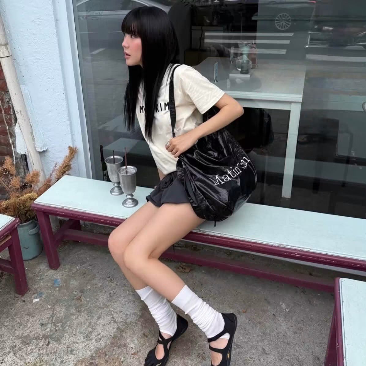jeffbstore's tweet photo. 〰️Preorder〰️
Matin Kim Glossy Light Two Way Bag
‼️Sale‼️

💬มี 2 สี ( size : 40x35x12cm.)
🤍Ivory
🖤Black

✖️Price : 1,190฿✖️ 

📌จ่ายตอนของมา แต่ห้ามเทน้า
📍รับจำนวนจำกัด
(รอของ6-8week) #jeffbpre

{ สั่งจองได้ที่ฟอร์มใน reply ใต้โพสนะคะ } https://t.co/WmaUahrGFw