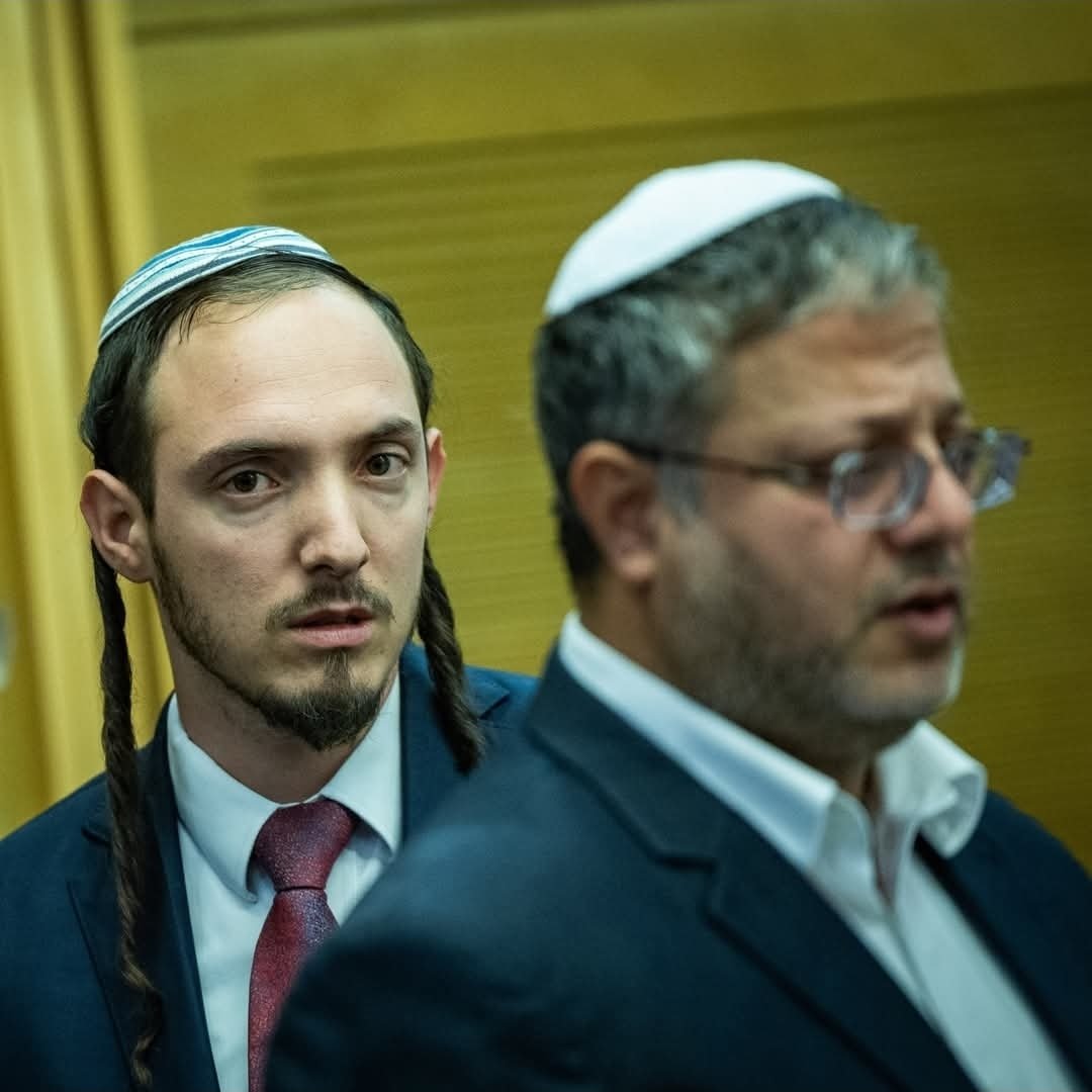 yosimiz1's tweet photo. פרסמנו באולפן שישי: לפני מספר חודשים פנה חנמאל דורפמן, עוזרו של בן גביר וחשוד בפלילים, לרשות לאכיפה במקרקעין ודרש שלא לבצע צו הריסה למפעל בטון בואדי ערה למרות שזה נבנה באופן לא חוקי על שטחי המדינה. דורפמן לא הרחיב על טיב הקשר שלו עם בעל המפעל. ברשות הופתעו מכך שדורפמן מנסה לעקם את החוק לטובת אזרח ערבי ולבסוף אבי כהן, מנהל הרשות, החליט לפעול על פי החוק וביצע את ההריסה וכעת בן גביר ואנשיו מנסים לפטר אותו בדיוק בזמן שהוא משרת  כקצין מילואים בכיר בעזה.#המבקר