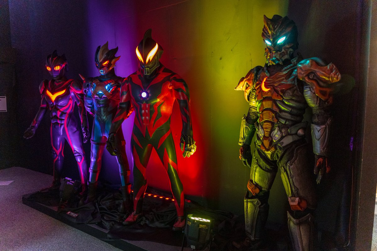 reitaros_fig's tweet photo. ライトの関係でジャグラーだけちょっと離れてて、闇側からハブられてる図
 #ウルトラマン60周年展
 #スペースLABO https://t.co/xo7v8AxHyv