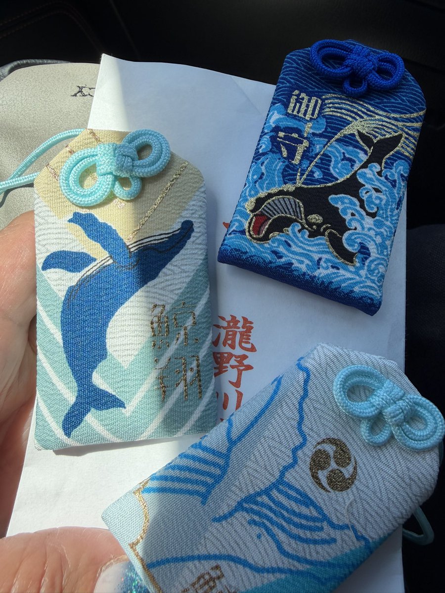Oyakokujira's tweet photo. 最後は滝野川八幡神社

1番凄い人❗️整理券配ってて
これは待ちました

@aratahitom 
あらたさんと
色々と🐳話しながら待てたので
良かったです〜

境内の新しい
恵比須神社の前で🐳

御朱印は🐋と🫍を
いただきました

鯨のお守りは1人2個なので
3種欲しい方は
誰か一緒に行くのをおすすめします🐳 https://t.co/ng04QBCWfx