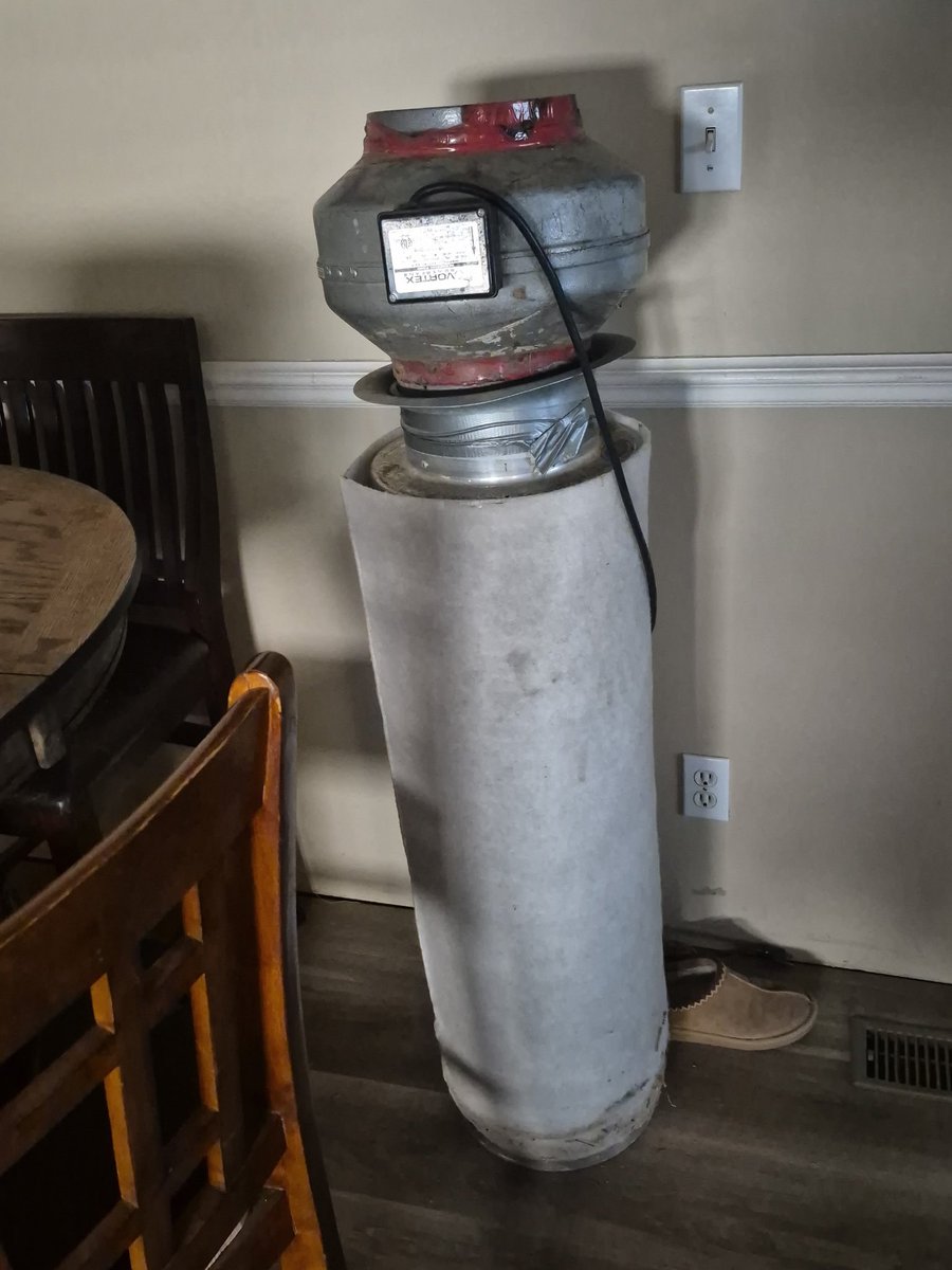 royfrumple's tweet photo. Smoke is 600ppm outside
Lil guy wasn't quiet enough.
Pulled out the dinosaur..... https://t.co/8jTxpY8LkF