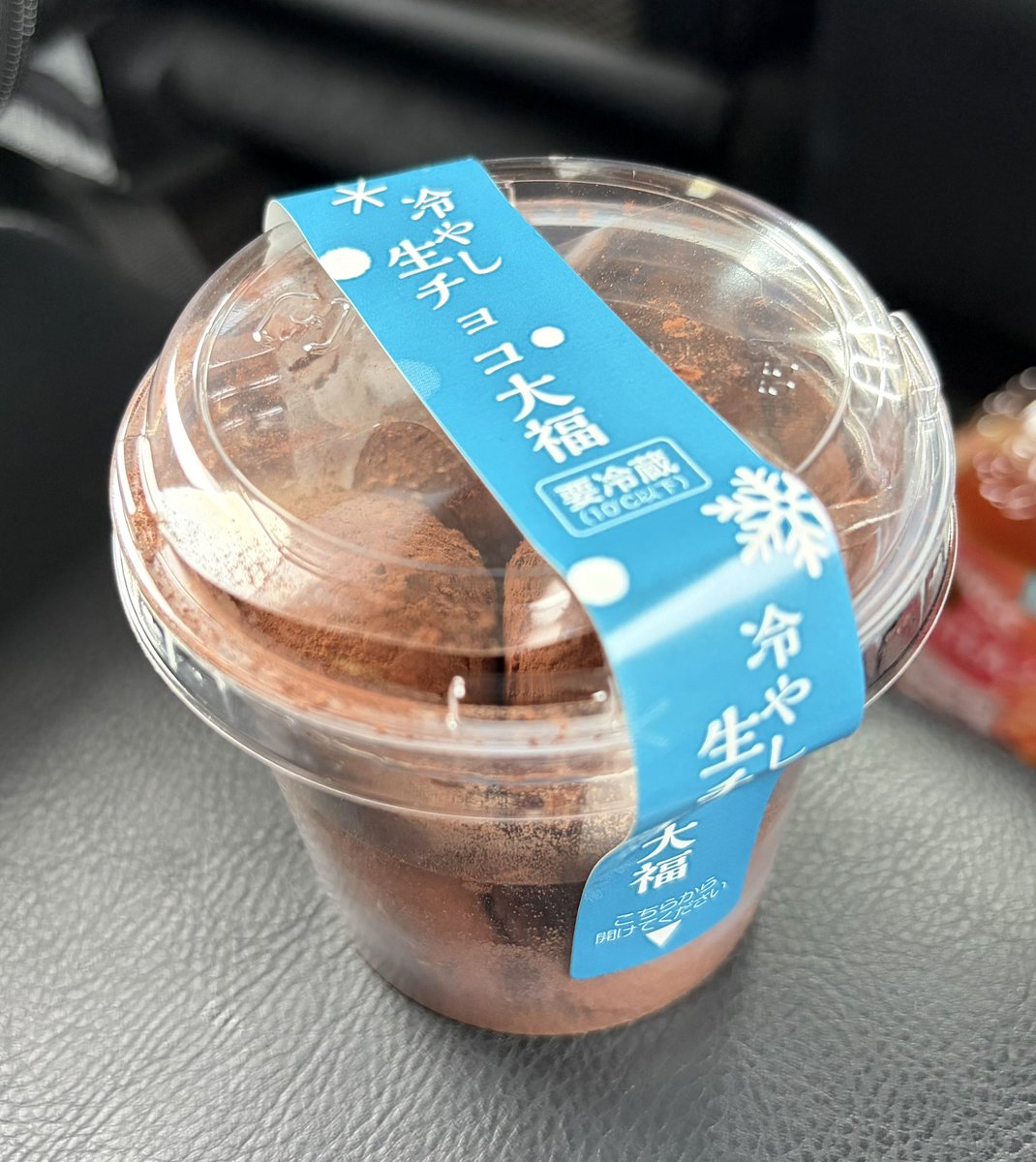 pagupun's tweet photo. 到着した！
シャトレーゼの冷やし生チョコ大福 食べながら車で待機！ https://t.co/j8QICfKPcr