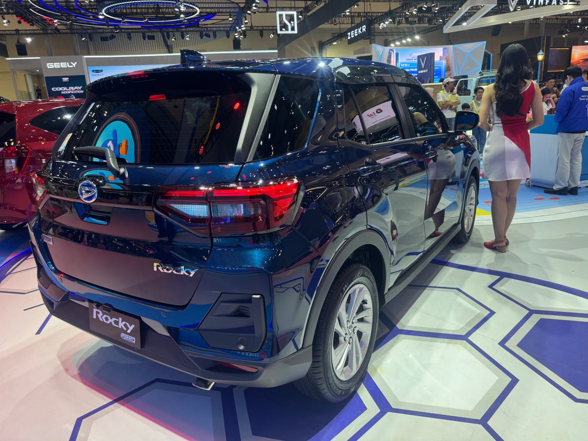 april_hamsa's tweet photo. Banyak yang bilang perawatan mobil hybrid tuh nggak mudah dan bikin pusing. Padahal, teknologi hybrid kini semakin mudah dijangkau melalui @daihatsuind Daihatsu Rocky Hybrid. 
#DaihatsuRockyHybrid
#SemuaJadiMudah
#DaihatsuSahabatku https://t.co/ftJ61mLhtk