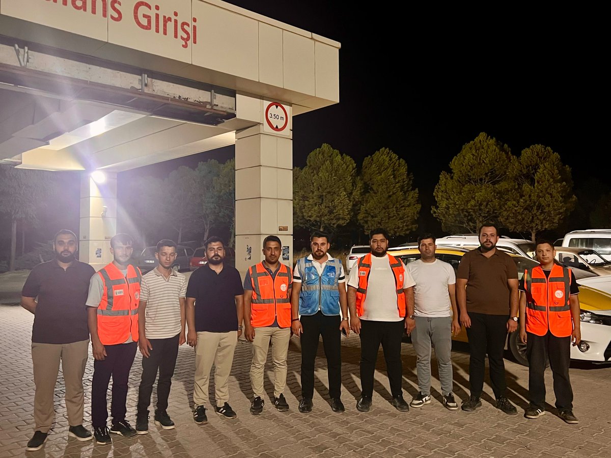 AKgncdulkdroglu's tweet photo. Geceyi Aydınlatan AK Gençlik 🕯️

İlçe GK BŞK Vekilimiz Ahmet Uzun ve yönetim kurulu üyelerimizle, Necip Fazıl Şehir Hastanesi'nde tedavi gören kıymetli vatandaşlarımızı ziyaret ederek geçmiş olsun dileklerimizi ilettik, hasta yakınlarımıza ve vatandaşlarımıza ikramlarda bulunduk. https://t.co/N2K5HcFWi5
