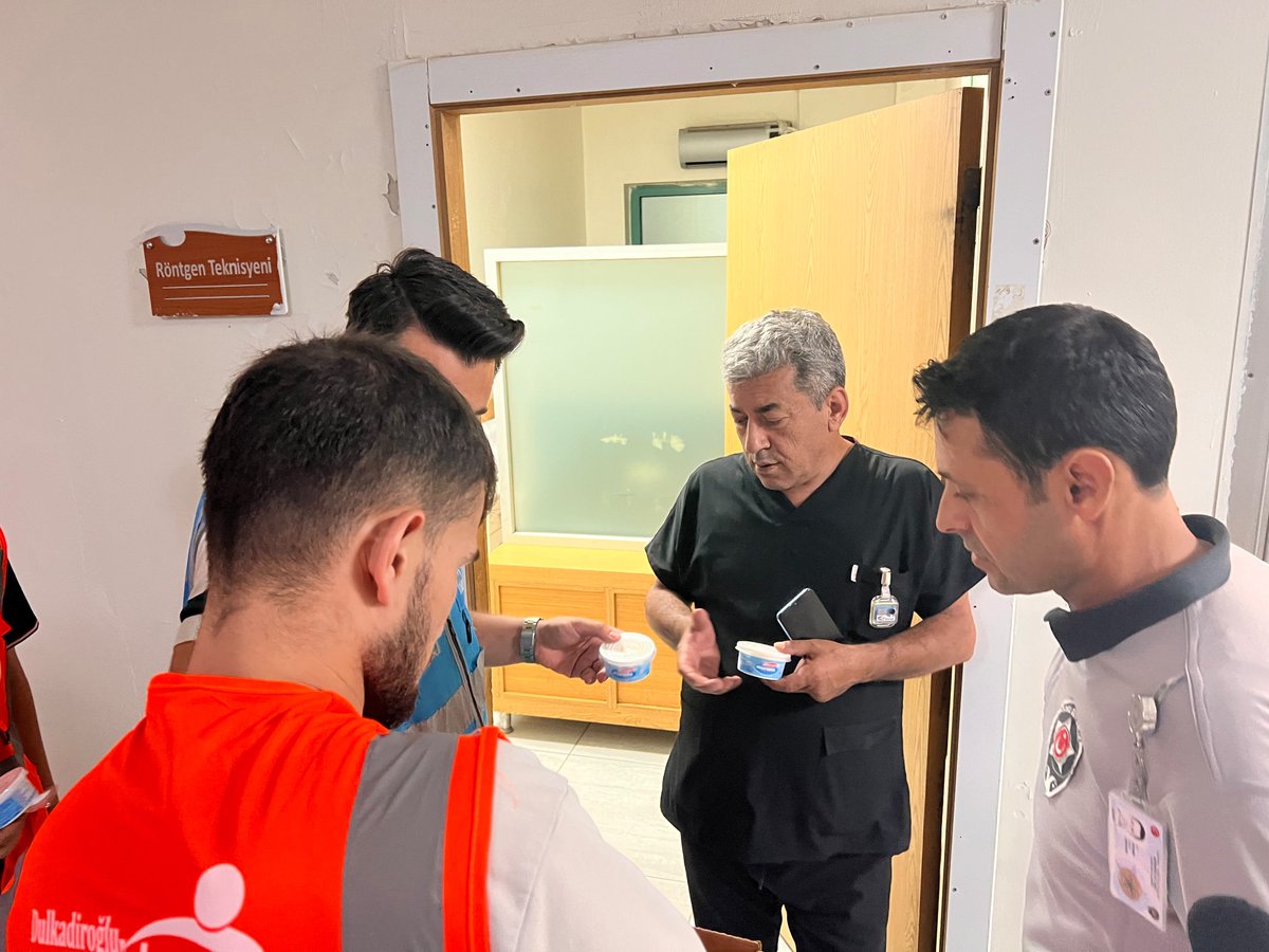AKgncdulkdroglu's tweet photo. Geceyi Aydınlatan AK Gençlik 🕯️

İlçe GK BŞK Vekilimiz Ahmet Uzun ve yönetim kurulu üyelerimizle, Necip Fazıl Şehir Hastanesi'nde tedavi gören kıymetli vatandaşlarımızı ziyaret ederek geçmiş olsun dileklerimizi ilettik, hasta yakınlarımıza ve vatandaşlarımıza ikramlarda bulunduk. https://t.co/N2K5HcFWi5