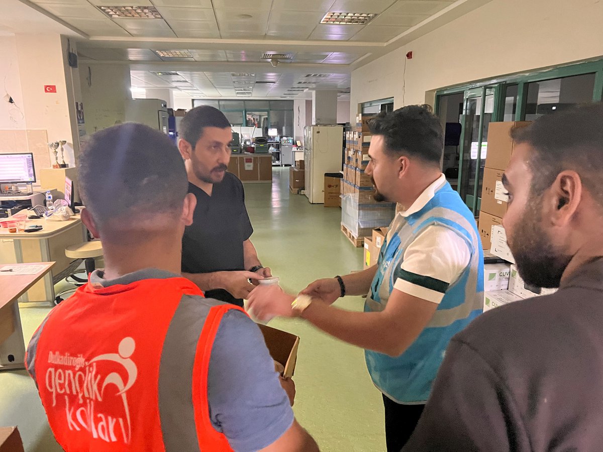AKgncdulkdroglu's tweet photo. Geceyi Aydınlatan AK Gençlik 🕯️

İlçe GK BŞK Vekilimiz Ahmet Uzun ve yönetim kurulu üyelerimizle, Necip Fazıl Şehir Hastanesi'nde tedavi gören kıymetli vatandaşlarımızı ziyaret ederek geçmiş olsun dileklerimizi ilettik, hasta yakınlarımıza ve vatandaşlarımıza ikramlarda bulunduk. https://t.co/N2K5HcFWi5