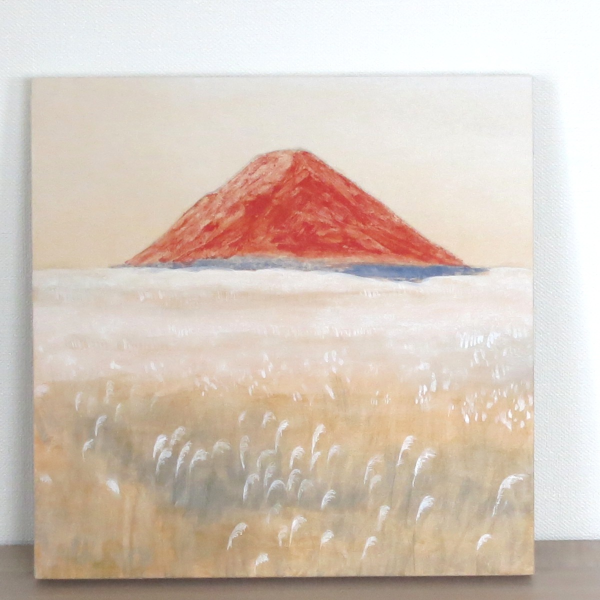 赤く染まる富士山と、秋の野に揺れるススキを描きました。 赤富士の力