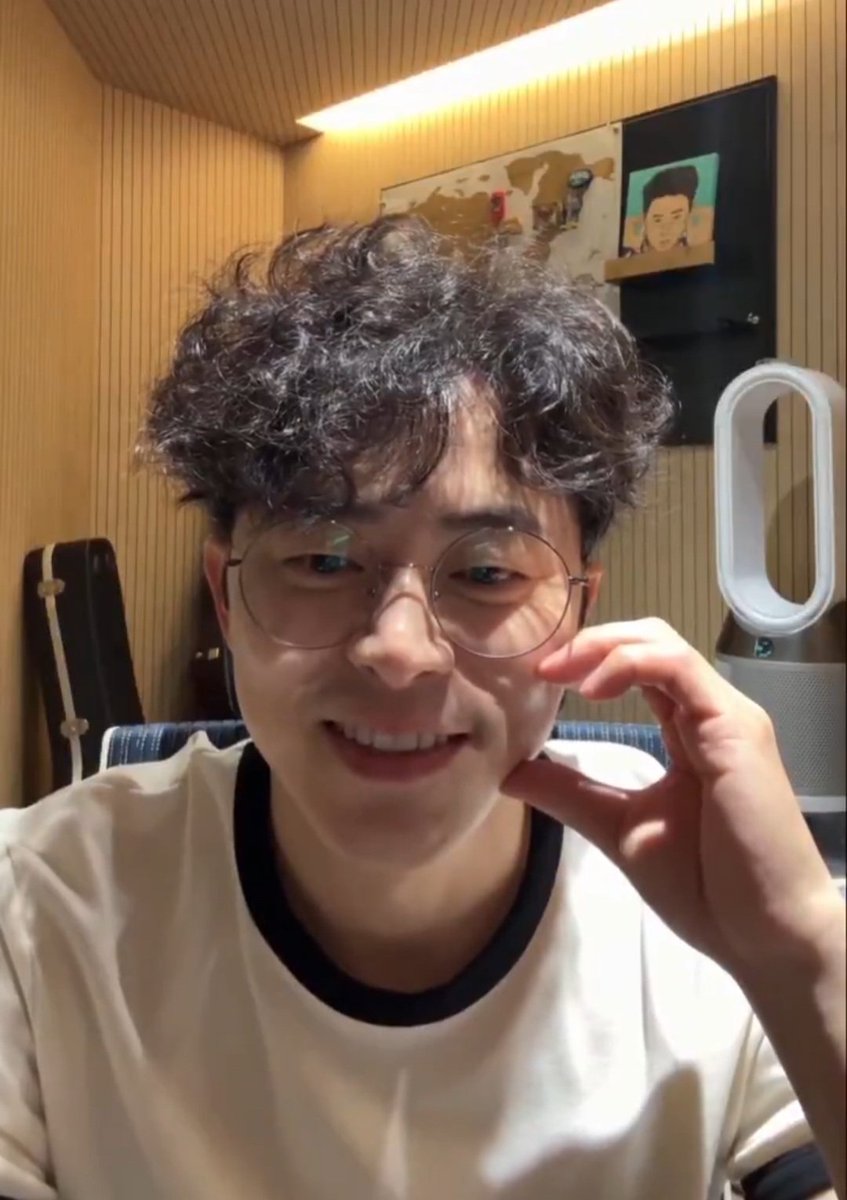 ecru111's tweet photo. 뽀글머리 조정서기 너모귀엽자나... https://t.co/CeIWfrOooJ