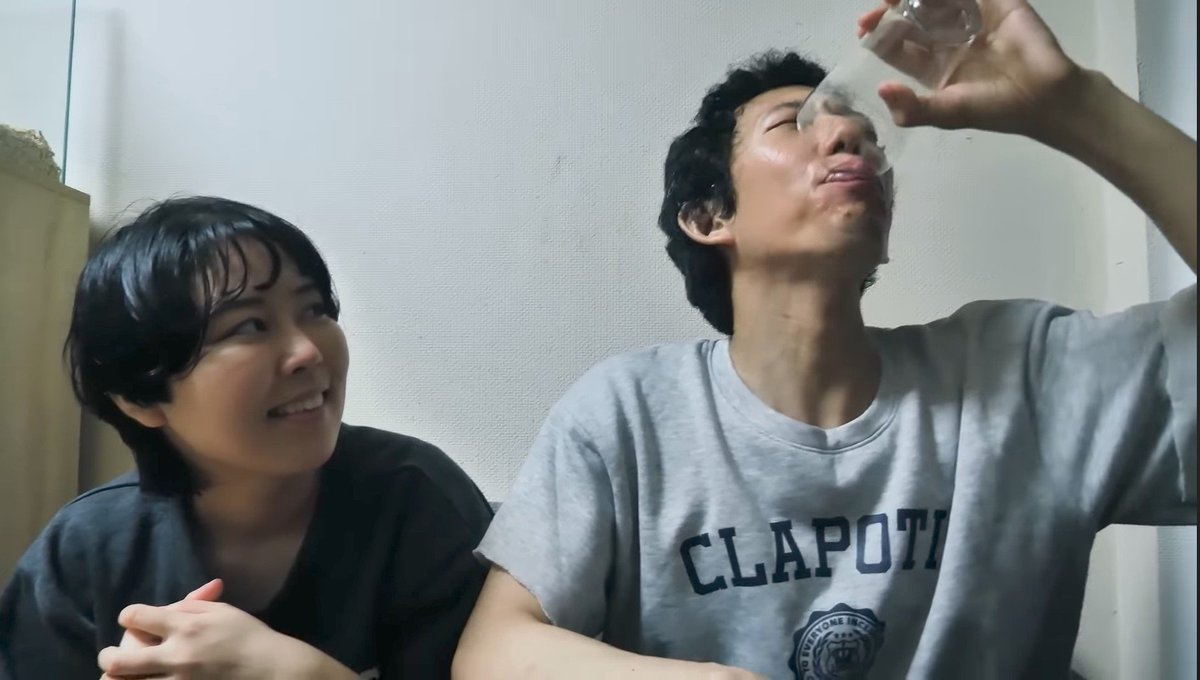 kichigaihakase's tweet photo. 13分ほどのフェイクドキュメンタリー系の短編ホラー『ヒトコワ - ゲテモノカップル』をYouTubeで鑑賞。閲覧注意作品です！変わった癖を持つカップルに密着取材し食事の様子などを紹介...かなりエグいです、例えフェイクだと分かっていてもこれはちょっとキツい？それも微妙にリアルなのがなおさら...

気にならない人には物足りない内容かもしれませんが、終盤の展開も入ってこないほど強烈な映像が続くので、閲覧の際には注意して下さいね。