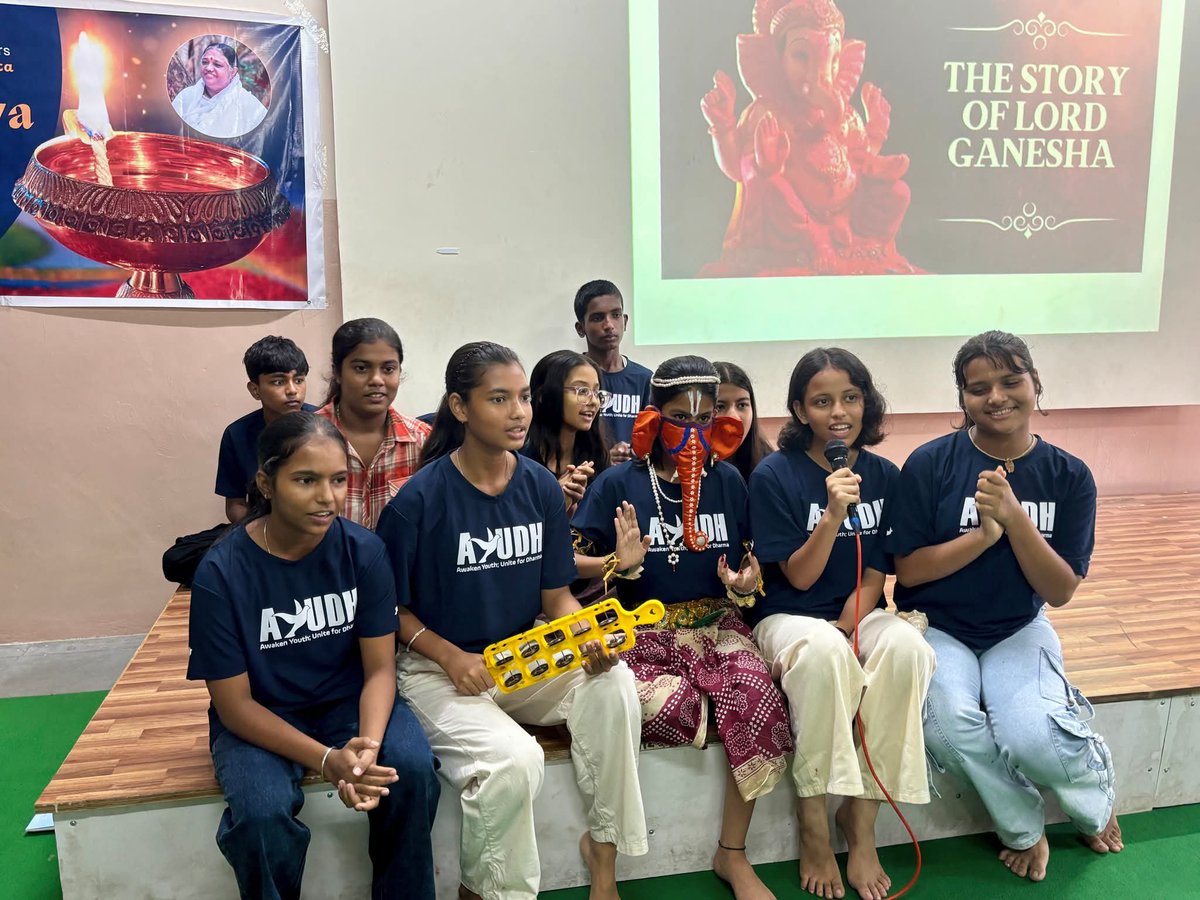 ayudh_india's tweet photo. "Jyotirgamaya," a workshop on the true purpose, science, and significance behind the rituals, images, symbols, and festivals of #SanatanaDharma, was conducted by the #AYUDHKolkata team for their juniors as part of the Foundational Course on Sanatana Dharma.
#Jyotirgamaya #AYUDH https://t.co/qHUWFcU3h5