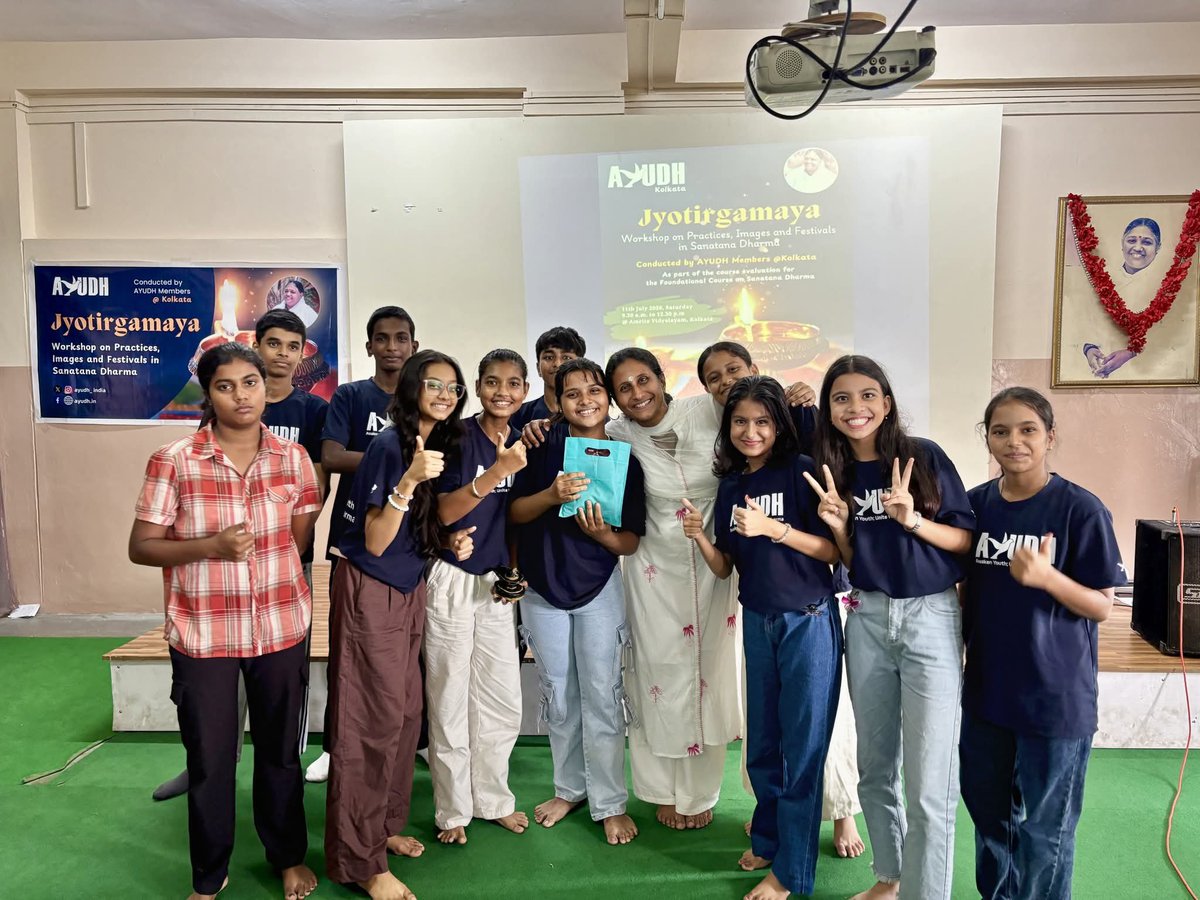 ayudh_india's tweet photo. "Jyotirgamaya," a workshop on the true purpose, science, and significance behind the rituals, images, symbols, and festivals of #SanatanaDharma, was conducted by the #AYUDHKolkata team for their juniors as part of the Foundational Course on Sanatana Dharma.
#Jyotirgamaya #AYUDH https://t.co/qHUWFcU3h5