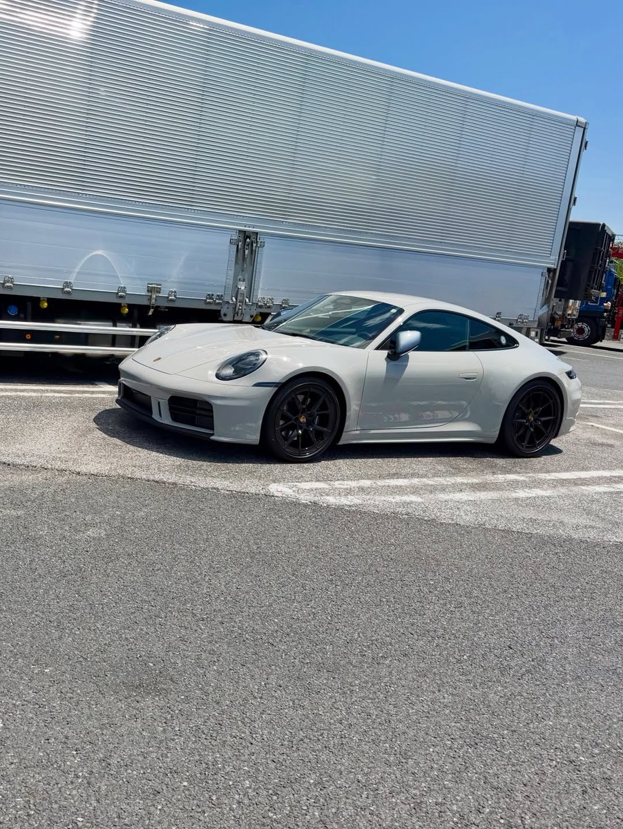 Mo_47939's tweet photo. ああかっこいい

サイズ感としてフロントトレッドが拡大されているからか、見た目では997.2比でかなり大きく見える。
横幅は4cmしか違わないので左右2cmずつしか変わらないのに。
カッコいいから良いのだけど。
車買って練習が必要って新鮮
#ポルシェ911 #Porsche911 #ポルシェ #Porsche #911カレラ https://t.co/F4UsTC7dLy