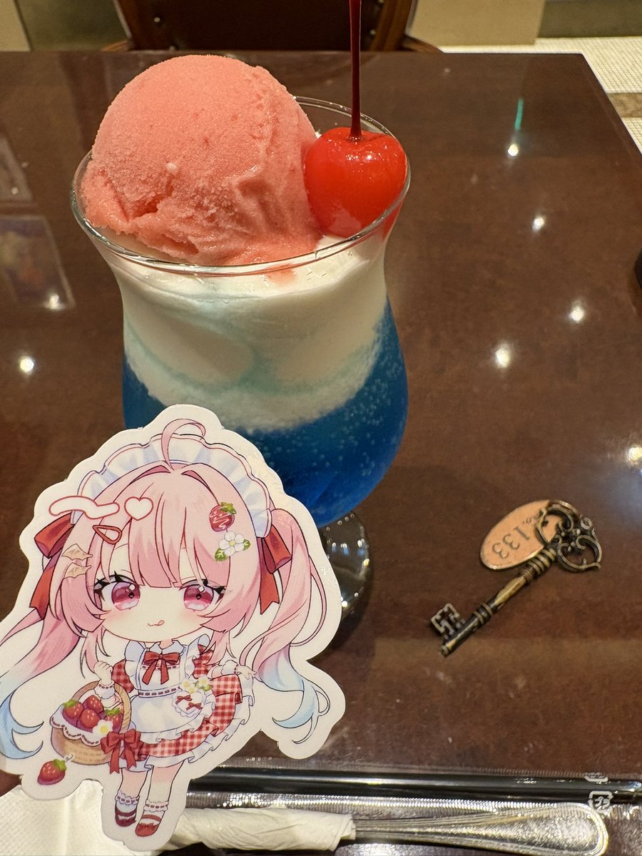 aitukiPPP's tweet photo. The 夏🌞🌴🌺✨！！
なクリームソーダ食べたー美味しい！色合いが可愛いすぎた🍹🍒 https://t.co/zdIKXRzqna