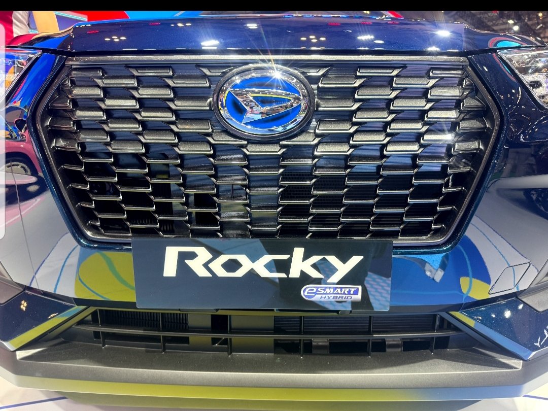 AprianaFebiola's tweet photo. Kita sebagai konsumen pastinya selalu mempertimbangkan segala sesuatu sebelum membeli mobil. Selain hemat BBM, yang dicari juga adanya garansi kendaraan. Dan itu ada di Daihatsu Rocky Hybrid dari @daihatsuind 

 #DaihatsuRockyHybrid #SemuaJadiMudah #DaihatsuSahabatku https://t.co/YFUdTSuErX