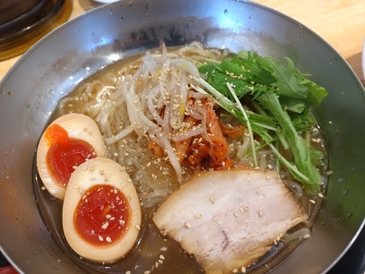 kabereimu's tweet photo. お疲れ様です。こんにちは。
外は暑いですが、私は仕事で涼しい場所日おります。まあ、家が一番ですが。
こんなときは美味しい冷麺食べたいですね。これは少し前に食べた奴。 https://t.co/AdMIbsyTRM