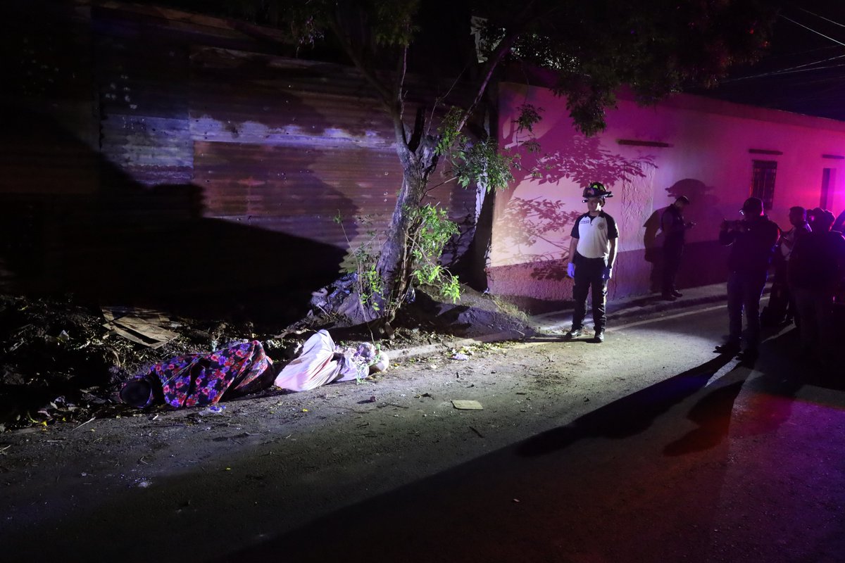 BVoluntariosGT's tweet photo. 🚨#CUERPOSLOCALIZADOS🚨

📍7 calle y 14 avenida  col San Miguelito zona 1 de Villa Nueva

Sin vida se ubican dos cuerpos envueltos entre sábanas desconociendose el sexo de cada uno, bomberos #25cia hacen espera de las autoridades competentes 

#75añosCVB https://t.co/aUgU1yMvuX