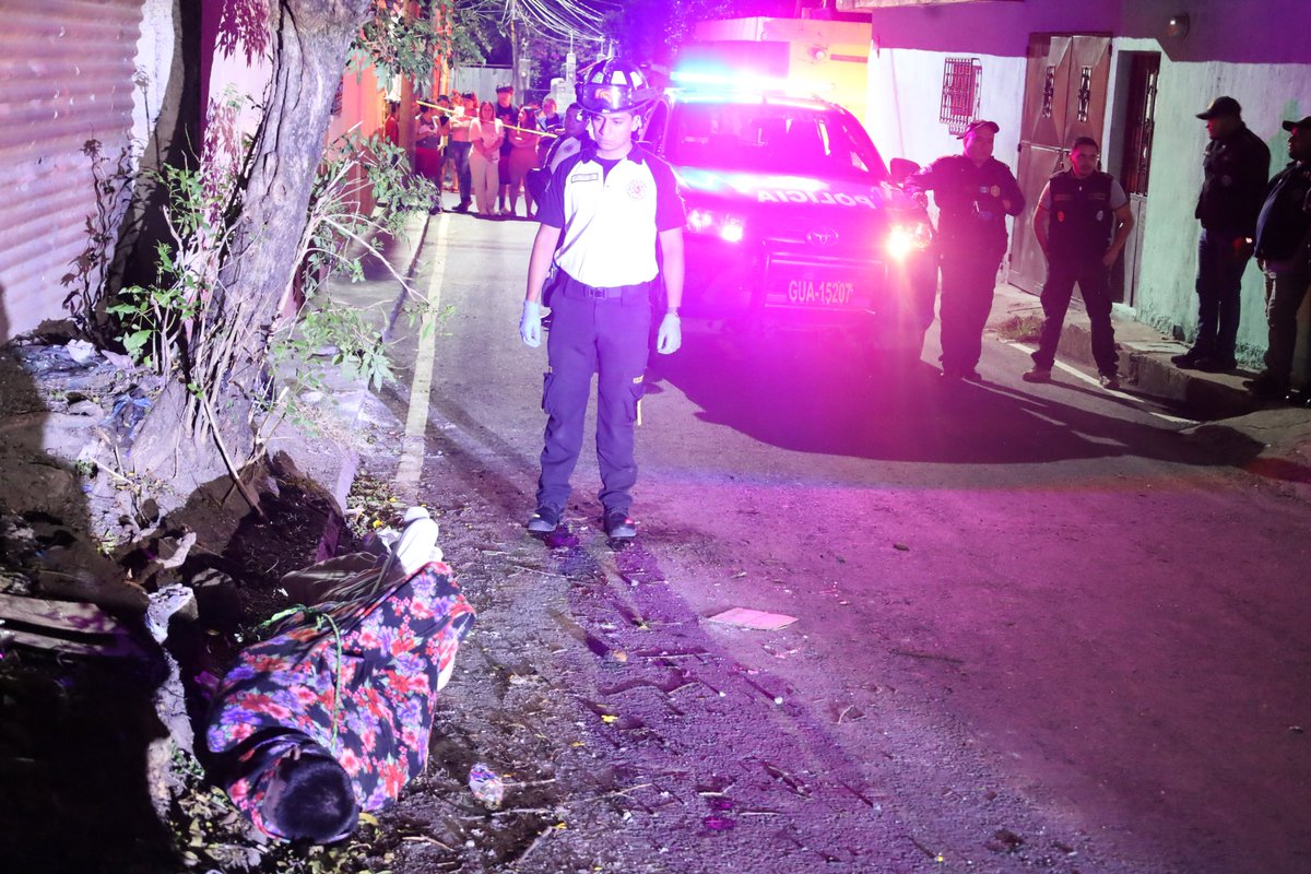 BVoluntariosGT's tweet photo. 🚨#CUERPOSLOCALIZADOS🚨

📍7 calle y 14 avenida  col San Miguelito zona 1 de Villa Nueva

Sin vida se ubican dos cuerpos envueltos entre sábanas desconociendose el sexo de cada uno, bomberos #25cia hacen espera de las autoridades competentes 

#75añosCVB https://t.co/aUgU1yMvuX