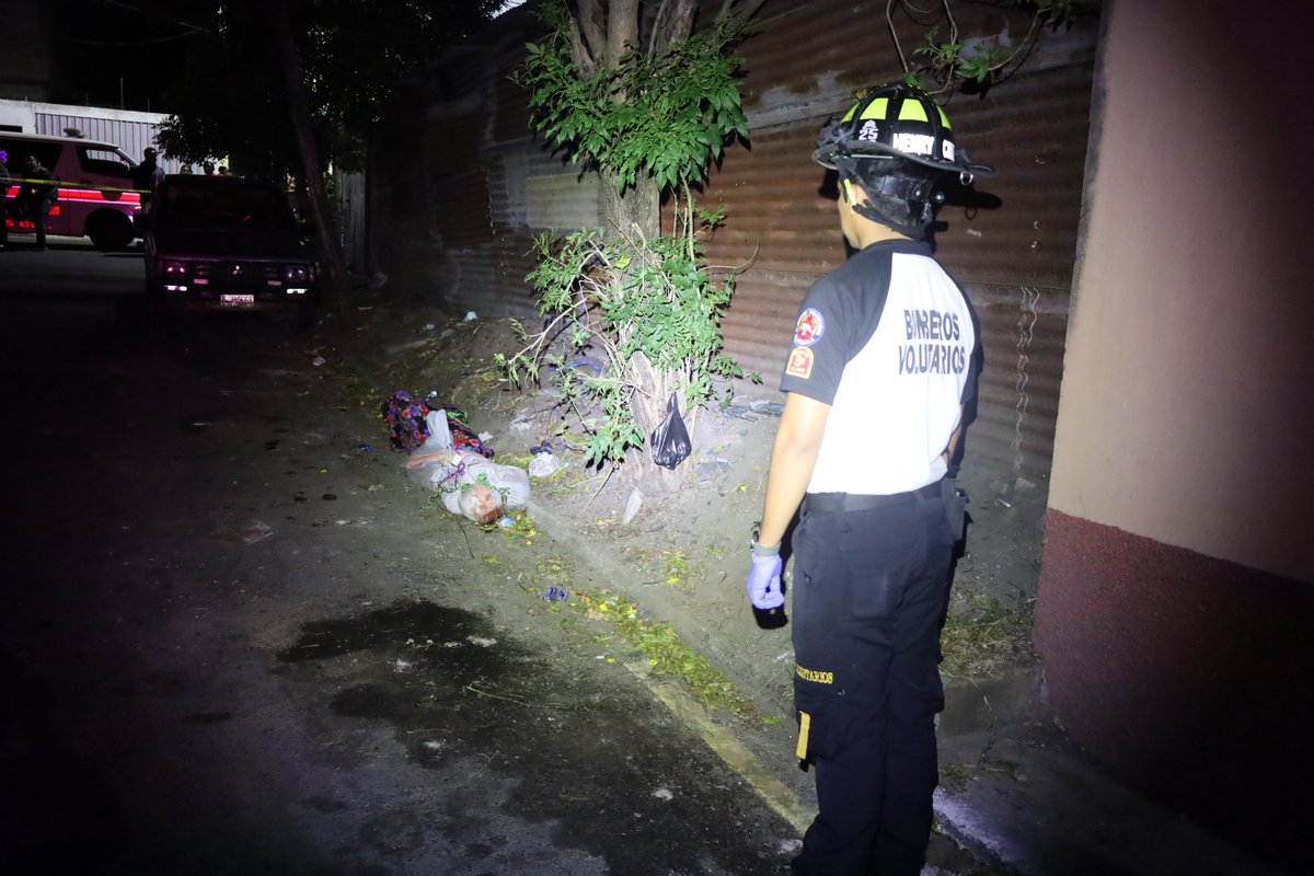 BVoluntariosGT's tweet photo. 🚨#CUERPOSLOCALIZADOS🚨

📍7 calle y 14 avenida  col San Miguelito zona 1 de Villa Nueva

Sin vida se ubican dos cuerpos envueltos entre sábanas desconociendose el sexo de cada uno, bomberos #25cia hacen espera de las autoridades competentes 

#75añosCVB https://t.co/aUgU1yMvuX
