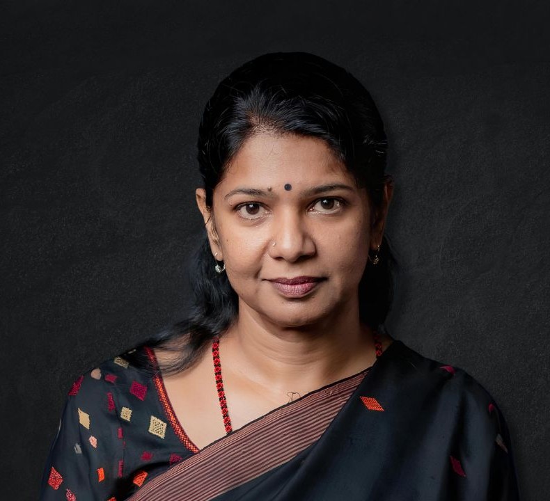arivalayam's tweet photo. தொகுதி மறுவரையறையில் தி.மு.க.வின் முந்தைய நிலைப்பாட்டில் எந்த மாற்றமும் இல்லை; இதில் மேற்கொண்டு விவாதிக்க எதுவும் இல்லை! நாடாளுமன்ற உறுப்பினர்கள் கலந்தாய்வுக் கூட்டம் என்ற பெயரில் த.வெ.க. அரசு நடத்தும் அரசியல் நாடகத்தில் தி.மு.க. பங்கேற்காது!

மேகதாது அணைக்கு எதிரான சட்டமன்றத் தீர்மானத்தைத் தமிழ்நாட்டின் M.P.க்களுடன் இணைந்து ஒன்றிய ஜல் சக்தி அமைச்சரை நேரில் சந்தித்து வழங்கிடத் தமிழ்நாடு அரசின் பிரதிநிதிகள் முன்வருவார்களா?

- கழகத் துணைப் பொதுச் செயலாளர் திருமிகு கனிமொழி கருணாநிதி அறிக்கை.

தொகுதி மறுவரையறை எனும் ஆபத்தை முதன்முதலில் எடுத்துரைத்து எச்சரித்தவர் எங்கள் தலைவர் திரு. மு.க.ஸ்டாலின் அவர்கள். தமிழ்நாட்டில் உள்ள அனைத்துக் கட்சிகளையும் அழைத்து கூட்டம் நடத்தி, தமிழ்நாட்டின் கோரிக்கைகளைத் தீர்மானங்களாக நிறைவேற்றினார். அதன் தொடர்ச்சியாக, இந்தியாவில் உள்ள பல்வேறு மாநில முதலமைச்சர்கள் மற்றும் கட்சித் தலைவர்களைஅழைத்து நியாயமான தொகுதி மறுவரையறைக்கான கூட்டு நடவடிக்கைக் குழுக் கூட்டத்தையும் சென்னையில் நடத்திக் காட்டினார். ‘தமிழ்நாடு போராடும் தமிழ்நாடு வெல்லும்’ என்ற முழக்கத்தை முன்வைத்து ஒட்டுமொத்த மாநிலத்தையும் எங்கள் கழகத் தலைவர் ஓரணியில் திரட்டிக் காட்டினார்.
அனைவரது எதிர்ப்பையும் மீறி, நாடாளுமன்றத்தில் இது தொடர்பான சட்டமுன்வரைவை பா.ஜ.க. கொண்டுவந்தபோது, சட்டமன்றத் தேர்தல் பரப்புரைப் பணிகளுக்கு இடையிலும் இதனை எதிர்த்துப் போராடினார். கருஞ்சட்டை அணிந்து, கருப்புக் கொடி ஏற்றி, சட்ட வரைவின் நகலைக் கொளுத்தினார். நாடாளுமன்றத்தில் தொகுதி மறுவரையறை மசோதா நிறைவேறாமல் தோல்வியடையச் செய்தார்.

தற்போதைய நாடாளுமன்றக் கூட்டத்தொடரில் தொகுதி மறுவரையறை சட்டத்தை ஒன்றிய அரசு நிறைவேற்றப் போவதாக எந்த அதிகாரப்பூர்வ அறிவிப்பும் வெளியாகவில்லை. திருத்தப்பட்ட சட்டமுன்வடிவு குறித்து எந்தத் தகவலும் இல்லாத நிலையில் - அது இன்னும் கையில் கிடைக்கப்பெறாத நிலையில், இதில் புதிதாக விவாதிக்கவும் எதுவும் இல்லை. தமிழ்நாட்டின் நிபந்தனைகளை ஏற்கனவே நடந்த அனைத்துக் கட்சிக் கூட்டத்தில் நிறைவேற்றப்பட்ட பின்வரும் தீர்மானங்கள் வாயிலாகத் தெரிவித்துவிட்டோம்:

➢ 1971-ஆம் ஆண்டு மக்கள் தொகை அடிப்படையிலேயே நாடாளுமன்றத் தொகுதிகள் தொடர்ந்து வரையறுக்கப்படும் என்று கடந்த 2000-ஆம் ஆண்டில் அன்றைய பிரதமர் அவர்கள் உறுதி அளித்தவாறே, தற்போதும் இந்த வரையறை 2026-இல் இருந்து மேலும் 30 ஆண்டுகளுக்கு நீட்டிக்கப்படும் என்று ஒன்றிய அரசு உறுதி அளிக்க வேண்டும். மேலும், அரசமைப்பு சட்டத்தில் அதற்குரிய சட்டத் திருத்தமும் நாடாளுமன்றத்தில் நிறைவேற்றப்பட வேண்டும்.

➢ மேலும், நாடாளுமன்றத்தில் தற்போதைய உறுப்பினர்களின் எண்ணிக்கை உயர்த்தப்படும் பட்சத்தில், “1971-ஆம் ஆண்டு மக்கள் தொகை அடிப்படையில் தற்பொழுது நாடாளுமன்றத்தின் இரு அவைகளிலும் மாநிலங்களுக்கிடையே எந்த விகிதத்தில் தொகுதிகளின் எண்ணிக்கை உள்ளனவோ, அதே விகிதத்தில் தமிழ்நாடு உள்ளிட்ட தென் மாநிலங்களின் தொகுதிகளின் எண்ணிக்கையை உயர்த்துவதற்குத் தேவையான அரசியல் சட்டத்திருத்தத்தை மேற்கொள்ள வேண்டும்.

➢ தொகுதி மறுசீரமைப்பின் காரணமாக, நாடாளுமன்றத்தில் தமிழ்நாட்டின் தற்போதைய பிரதிநிதித்துவ சதவீதமான 7.18 என்பதை எக்காரணம் கொண்டும் ஒன்றிய அரசு மாற்றம் செய்யக் கூடாது.

➢ தொகுதி மறுசீரமைப்புக்கு தமிழ்நாடு எதிரானதாக இல்லை அதேசமயம் கடந்த ஐம்பதாண்டுகளாக சமூக, பொருளாதார நலத்திட்டங்களைச் சிறப்புற செயல்படுத்தியதற்கான தண்டனையாகத் தொகுதி மறுசீரமைப்பு அமைந்துவிடக் கூடாது எனவும் அனைத்துக் கட்சிக் கூட்டம் வலியுறுத்துகிறது.

அந்த நிலைப்பாட்டில் திராவிட முன்னேற்றக் கழகம் இப்போதும் உறுதியாக நிற்கிறது. அந்தக் கூட்டத்தில் கலந்துகொண்டு தீர்மானங்களை ஒருமனதாக நிறைவேற்றிய காங்கிரஸ், இந்திய கம்யூனிஸ்ட், மார்க்சிஸ்ட் கம்யூனிஸ்ட், இந்திய தேசிய முஸ்லீம் லீக், விடுதலைச் சிறுத்தைகள் ஆகிய கட்சிகள் இப்போதும் அதே நிலைப்பாட்டிலேயே இருக்கும்போது இந்தக் கலந்தாய்வுக் கூட்டத்துக்கான தேவை என்ன? முந்தைய நிலைப்பாட்டில் இருந்து அவர்களை மாற்றுவதற்குத்தான் இந்த அனைத்துக் கட்சி எம்.பி.க்களின் கலந்தாய்வுக் கூட்டம் நடத்தப்படுகிறதா?

தமிழ்நாட்டின் உரிமைகளுக்கு எதிரான, நமது பிரதிநிதித்துவத்தைக் குறைக்கும் வகையிலான தொகுதி மறுவரையறையைத் தி.மு.க. நிச்சயம் எதிர்க்கும். அதில் எள்ளளவும் எங்களிடம் மாற்றம் இல்லை.

ஆனால், காவிரிப் பிரச்சினைக்காகத் தமிழ்நாடு முழுவதும் தற்போது போராட்டம் நடைபெற்று வருகிறது. மேகதாது அணை தொடர்பான அனைத்துக் கட்சிக் கூட்டத்தைக் கூட்ட வேண்டுமென தமிழ்நாட்டின் பல்வேறு கட்சிகளும் வலியுறுத்தி வருகிறார்கள். அனைவரும் கேட்கும் அந்த அனைத்துக் கட்சிக் கூட்டத்தை நடத்தாமல், அதுகுறித்து வாயும் திறக்காமல் த.வெ.க. அரசுகள்ள மவுனம் காக்கிறது. யாரும் கேட்காமலேயே அவசர அவசரமாகத் தொகுதி மறுவரையறைக்கான கலந்தாய்வுக் கூட்டத்தைத் த.வெ.க. அரசு தற்போது கூட்டியிருப்பது காவிரி பிரச்சினையில் இருந்து மக்களைத் திசைதிருப்பும் அரசியல் நாடகமேயன்றி வேறில்லை.

தொகுதி மறுவரையறைக் கலந்தாய்வுக் கூட்டத்தில் தி.மு.க. பங்கேற்க வேண்டுமென்றால் அதற்கு முன்பாக தமிழ்நாட்டின் உயிர்ப்பிரச்சினையான மேகதாது அணை குறித்து அனைத்துக் கட்சிக் கூட்டம் கூட்டப்பட வேண்டும் என நிபந்தனை விதித்து எங்கள் கழகப் பொதுச் செயலாளர் அவர்கள் நேற்று தி.மு.க.வின் நிலைப்பாட்டை அறிக்கை வாயிலாகத் தெளிவுபடுத்திவிட்டார். எனவே, தமிழ்நாட்டு அரசியல் கட்சிகளின் ஒருமித்த கோரிக்கையை நிராகரித்துள்ள த.வெ.க. அரசின் இன்றைய கூட்டத்தில் திராவிட முன்னேற்றக் கழகம் பங்கேற்காது.

தமிழ்நாட்டின் காவிரி உரிமையிலும் டெல்டா உழவர்கள் மீதும் இந்த அரசுக்கு உண்மையாகவே அக்கறை இருக்கிறதென்றால், மேகதாது அணைக்கு எதிராகச் சட்டமன்றத்தில் நாம் நிறைவேற்றிய தீர்மானத்தை நமது நாடாளுமன்ற உறுப்பினர்களுடன் சென்று ஒன்றிய ஜல் சக்தி அமைச்சரிடம் நேரில் வழங்கிடத் தமிழ்நாடு அரசின் பிரதிநிதிகள் முன்வர வேண்டும்.  தமிழ்நாடு அரசின் சார்பில் பிரதிநிதிகளை அனுப்ப மாண்புமிகு தமிழ்நாடு முதலமைச்சர் தயாரா?