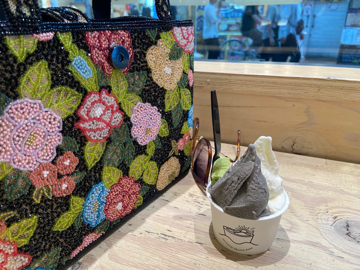 irukaflor's tweet photo. アジア人で初のチャンピオン
だとか☺️
ジェラート🍧店の店頭では
男���もどれにしようかな
瀬戸内海産の品から作る
ジェラート
私は黒胡麻とミルクのダブル
冷たい品は喘息のもと
めったに食べないけれど
美味しい😋 https://t.co/whly0QzfZ4