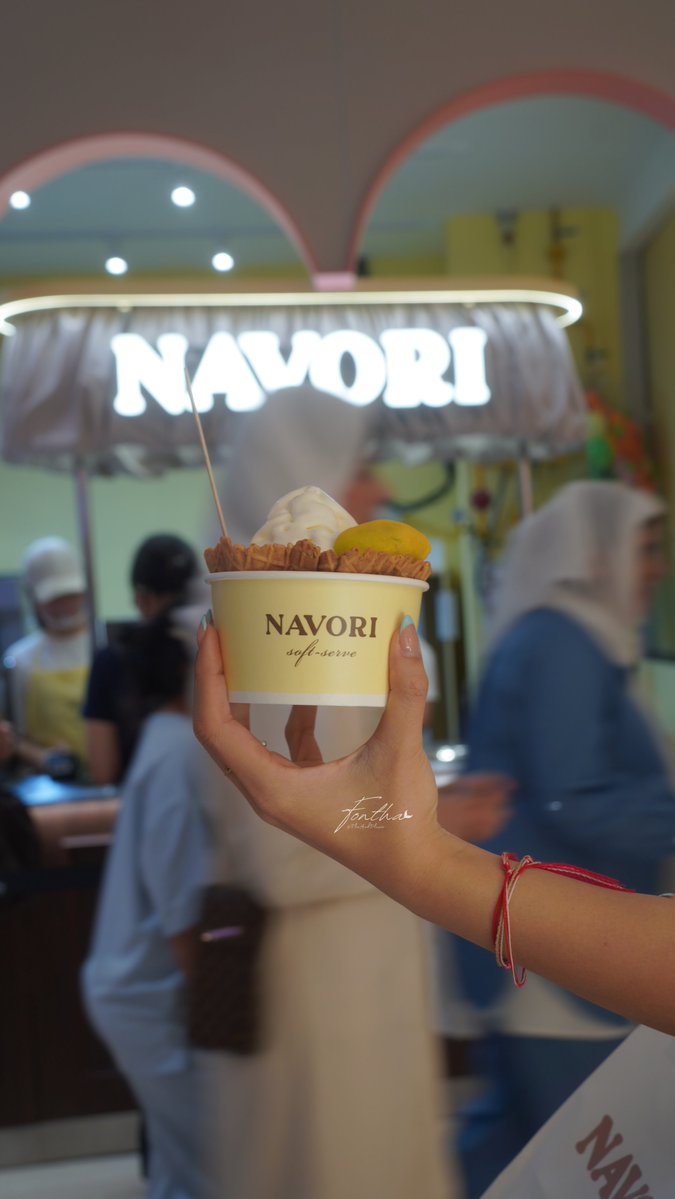 FlosAndPluvia's tweet photo. #NAVORI's Pop-up store ที่ใหม่อยู่แค่ Siam Paragon ใกล้มากจนแทบจะใส่ชุดนอนไปชิม #NavoriBKK's Softserve Pia 

ใครอินกับสี Tiffany blue เหมือนเรา ทั้งชุดทั้งสีเล็บ ต้องพาตัวเองไปถ่ายรูปกับ Sea Salted Milk ให้ได้น้า รสชาตินัวร์จัด อร่อยมากๆ คุณซีอีโอดัง @dunknatachai กับทีม @navoribkk ทำดี ทำถึงที่สุดเลย เลิฟฟฟ! 🩵🌊