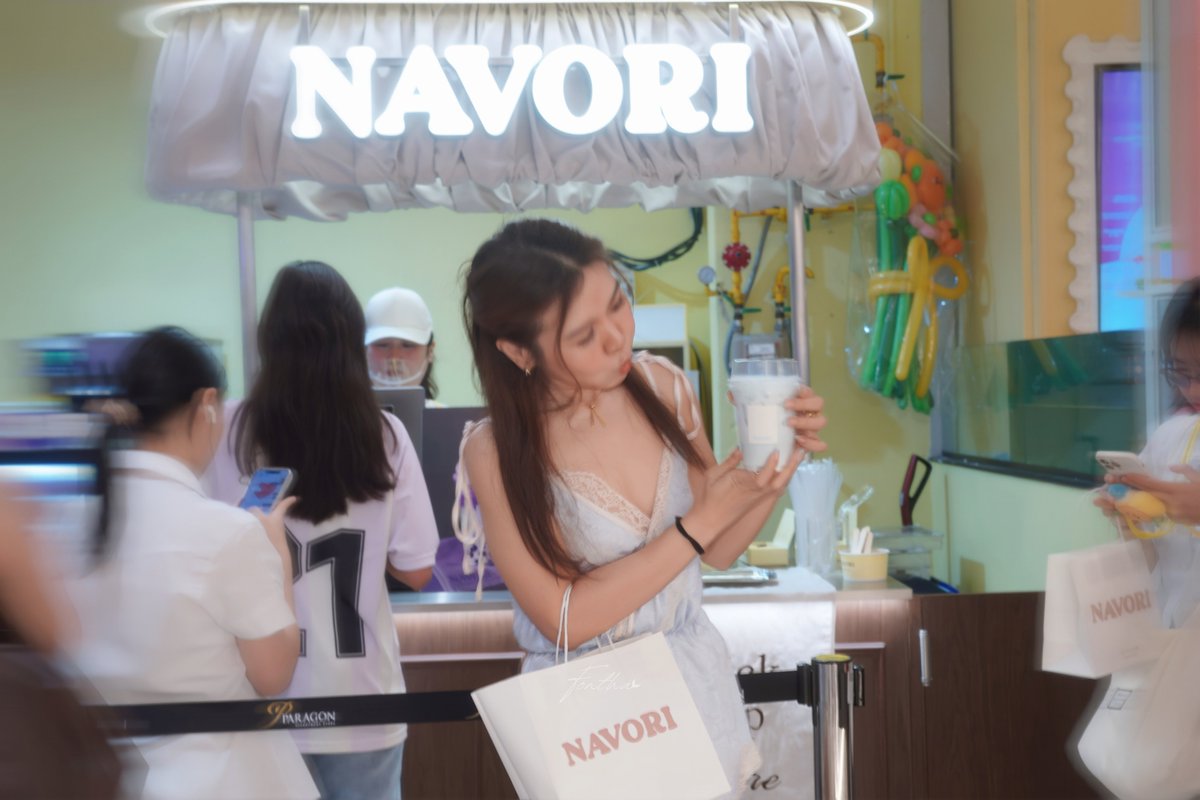 FlosAndPluvia's tweet photo. #NAVORI's Pop-up store ที่ใหม่อยู่แค่ Siam Paragon ใกล้มากจนแทบจะใส่ชุดนอนไปชิม #NavoriBKK's Softserve Pia 

ใครอินกับสี Tiffany blue เหมือนเรา ทั้งชุดทั้งสีเล็บ ต้องพาตัวเองไปถ่ายรูปกับ Sea Salted Milk ให้ได้น้า รสชาตินัวร์จัด อร่อยมากๆ คุณซีอีโอดัง @dunknatachai กับทีม @navoribkk ทำดี ทำถึงที่สุดเลย เลิฟฟฟ! 🩵🌊