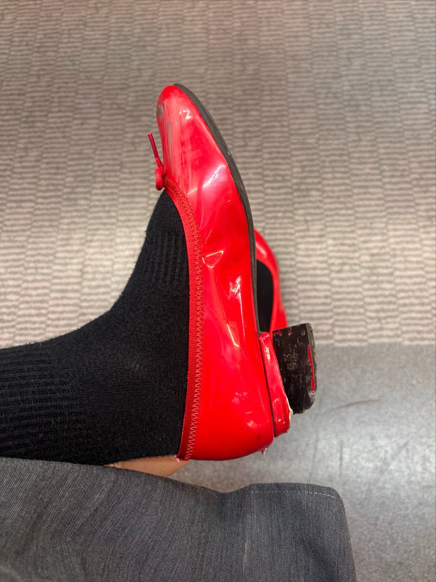 ishida_yume's tweet photo. やべぇ、危機。
私のお気に入りで愛用している赤い靴が、もうすぐ壊れる！まずい！！寂しい！
私に赤い靴を下さい（ ;  ; ）！！ https://t.co/RZaBHRBW9N