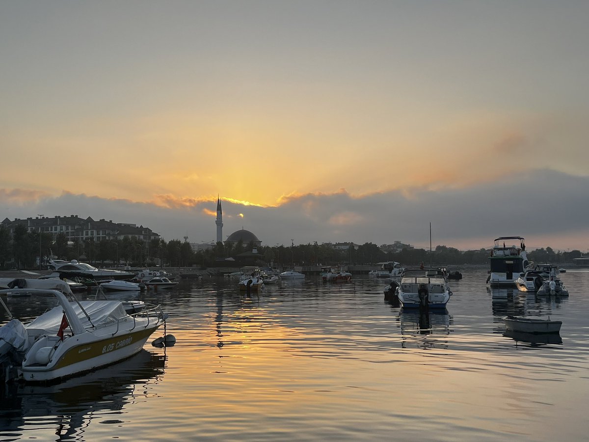 vekilharc's tweet photo. #sunrise https://t.co/kJkYLl4lu8