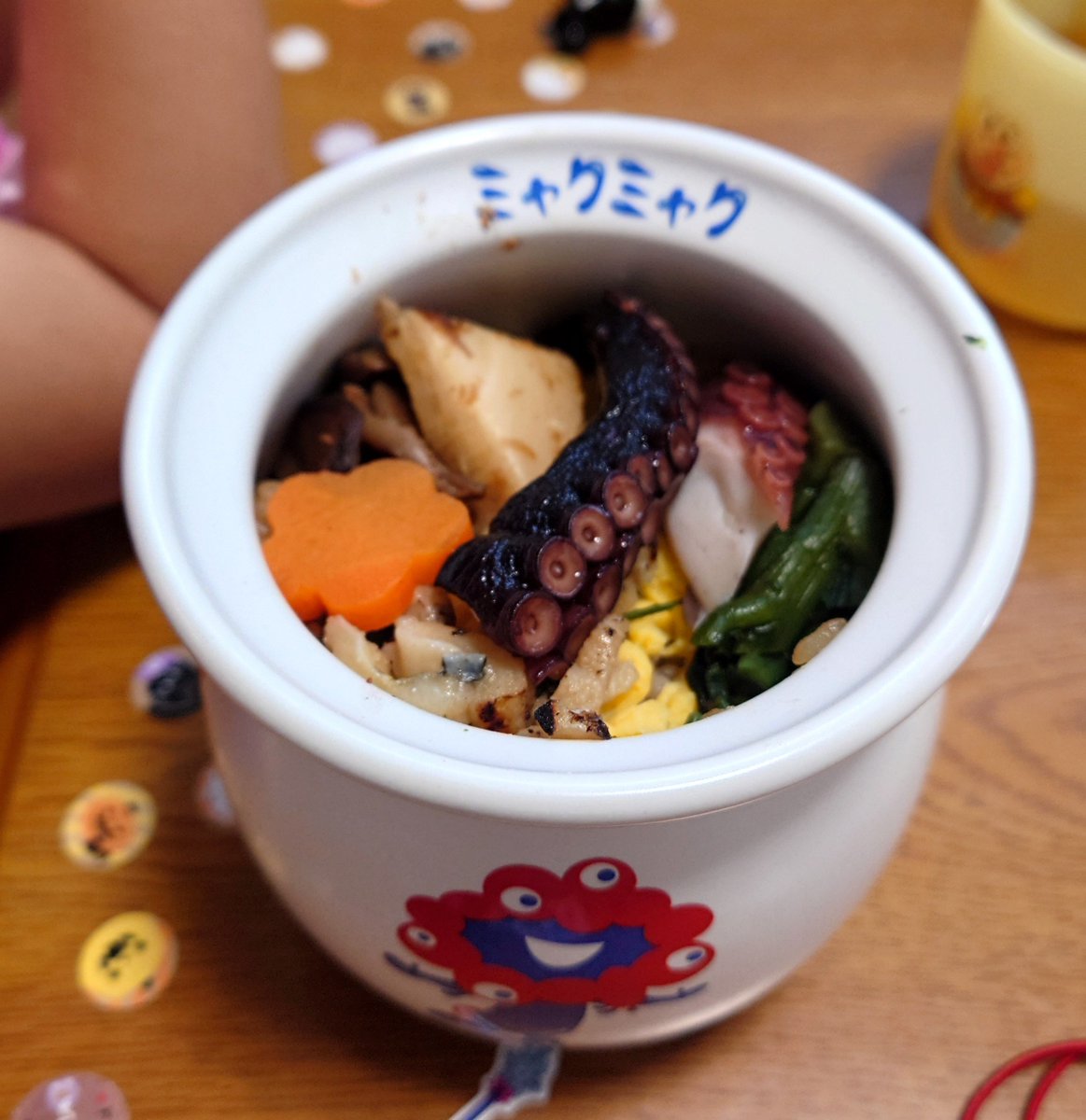 ins_mg's tweet photo. パンダがミャクミャクのひっぱりだこ飯を買ってきてくれた！！！娘たち大喜びである
（机が妹くんの貼ったシールだらけやw） https://t.co/rxxkyKvprM