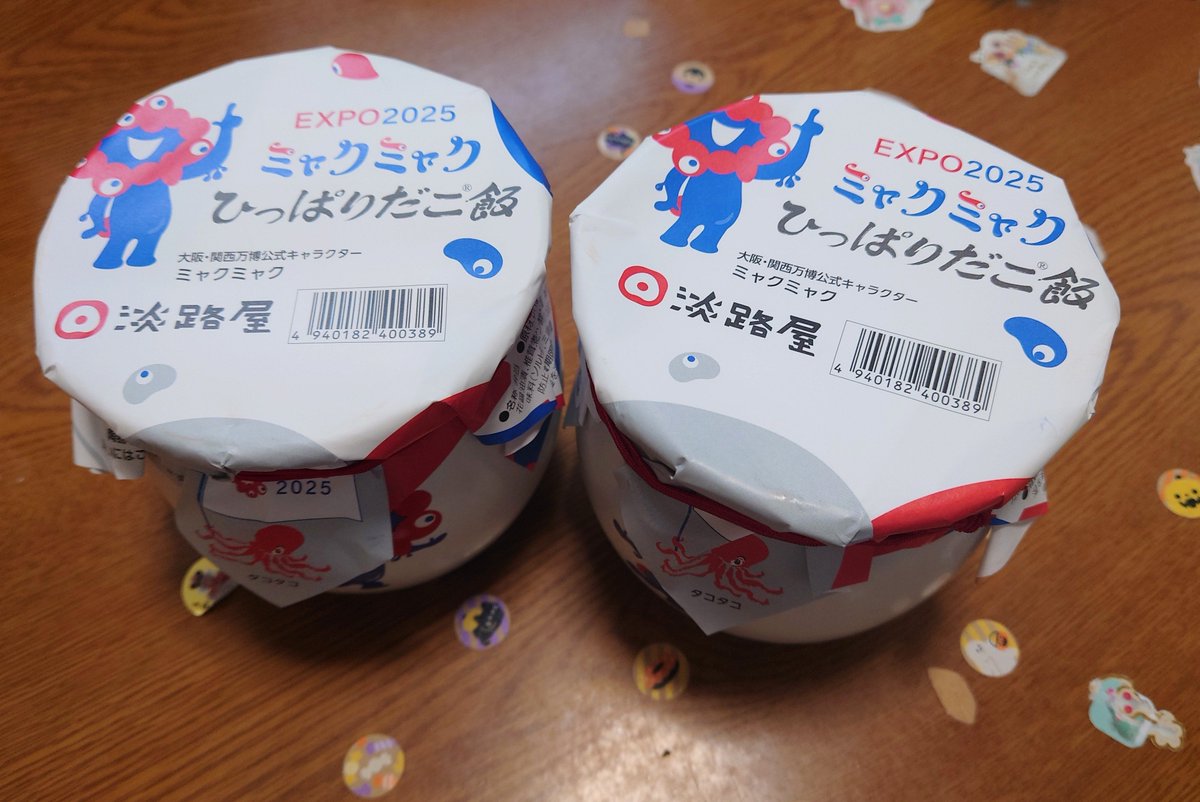 ins_mg's tweet photo. パンダがミャクミャクのひっぱりだこ飯を買ってきてくれた！！！娘たち大喜びである
（机が妹くんの貼ったシールだらけやw） https://t.co/rxxkyKvprM