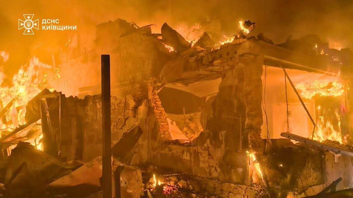aborealis940's tweet photo. #ruZZia killed three people in #Pukhivka, #Kyiv region including a child born in 2022 😢😢😢💔💔💔💔💔

ruZZian attack set a two-floor family home ablaze in Pukhivka, Brovary district. The house, two gazebos and two cars were destroyed. https://t.co/Ah67qdHQGv