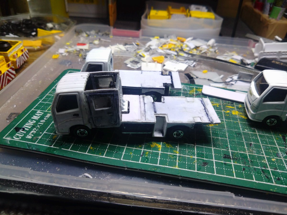 H2SO4Fas's tweet photo. 最近の作業状況。

＃トミカ改造
＃維持作業車 https://t.co/3fguDil4zG