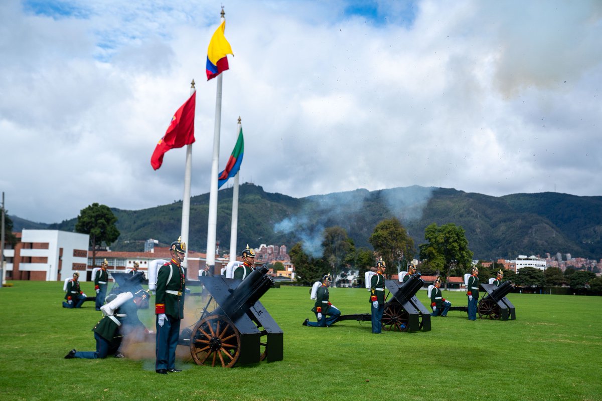 COL_EJERCITO's tweet photo. Tradición, solemnidad y marcialidad acompañaron el reconocimiento del mando presidencial. 

Desde Bogotá, la Batería Protocolaria del Batallón de Artillería N.° 13 «Fernando Landazábal Reyes» realizó la tradicional salva de 21 cañonazos, mientras en Cali, oficiales, alféreces y cadetes de la @ESMIC_EJC participaron en esta ceremonia de Estado.

Con honor y disciplina, el Ejército Nacional preserva las tradiciones que hacen parte de la historia e institucionalidad de #Colombia.

#PatriaHonorLealtad