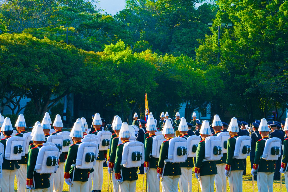 COL_EJERCITO's tweet photo. Tradición, solemnidad y marcialidad acompañaron el reconocimiento del mando presidencial. 

Desde Bogotá, la Batería Protocolaria del Batallón de Artillería N.° 13 «Fernando Landazábal Reyes» realizó la tradicional salva de 21 cañonazos, mientras en Cali, oficiales, alféreces y cadetes de la @ESMIC_EJC participaron en esta ceremonia de Estado.

Con honor y disciplina, el Ejército Nacional preserva las tradiciones que hacen parte de la historia e institucionalidad de #Colombia.

#PatriaHonorLealtad