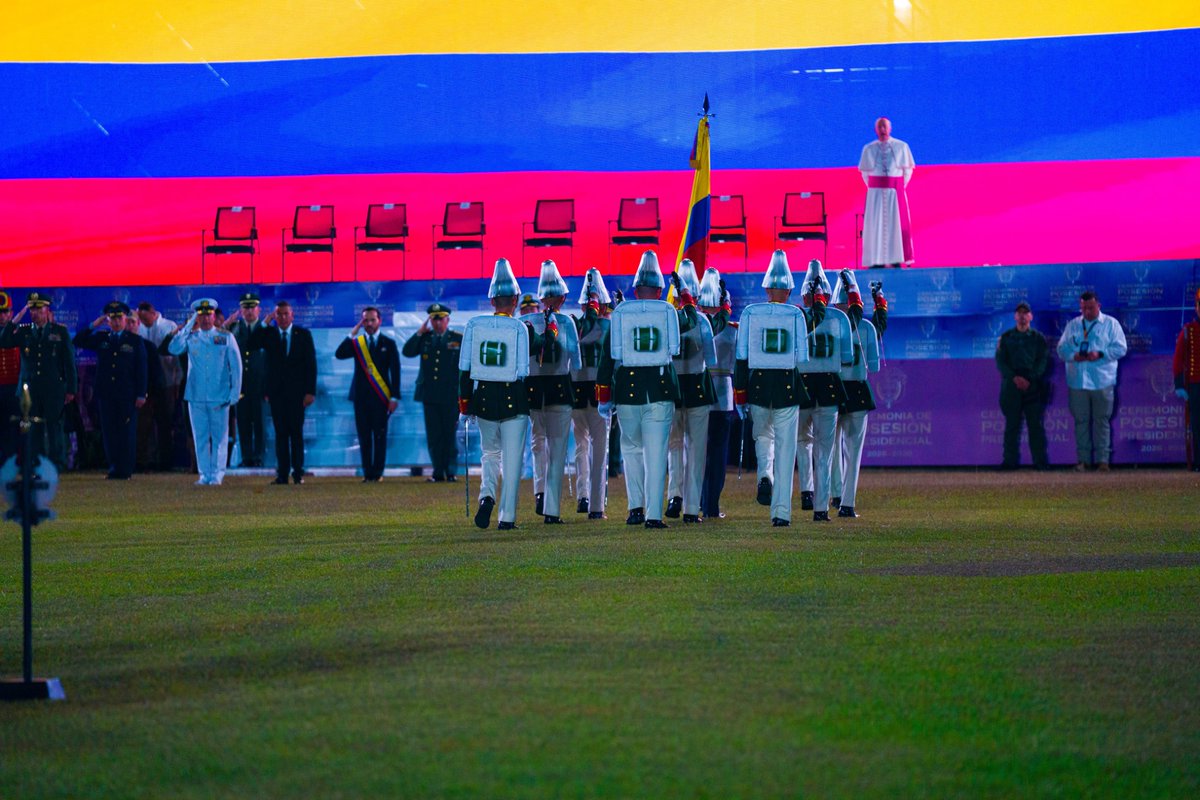 COL_EJERCITO's tweet photo. Tradición, solemnidad y marcialidad acompañaron el reconocimiento del mando presidencial. 

Desde Bogotá, la Batería Protocolaria del Batallón de Artillería N.° 13 «Fernando Landazábal Reyes» realizó la tradicional salva de 21 cañonazos, mientras en Cali, oficiales, alféreces y cadetes de la @ESMIC_EJC participaron en esta ceremonia de Estado.

Con honor y disciplina, el Ejército Nacional preserva las tradiciones que hacen parte de la historia e institucionalidad de #Colombia.

#PatriaHonorLealtad