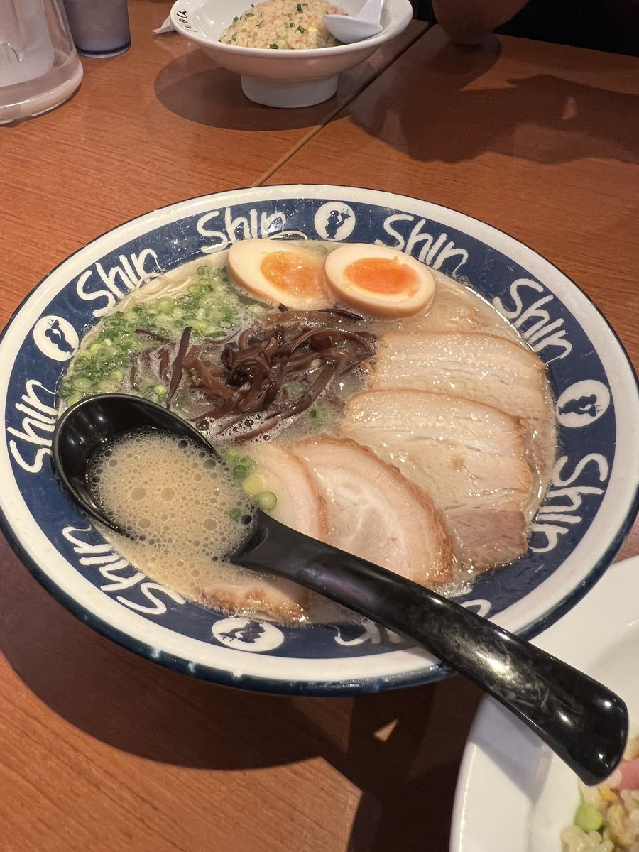 masato_4580's tweet photo. 博多に来たらまずはラーからスタート🍜
替え玉2回いったった笑
あっ、俺の真向かいの男性の方は店員さんの連絡先をオーダーしておりましたね😒
しかも2回…笑
#神戸サポ福岡遠征 https://t.co/kNKWtn5tkY