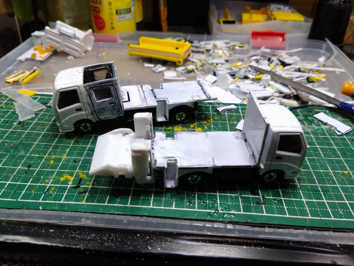 H2SO4Fas's tweet photo. 最近の作業状況。

＃トミカ改造
＃維持作業車 https://t.co/3fguDil4zG